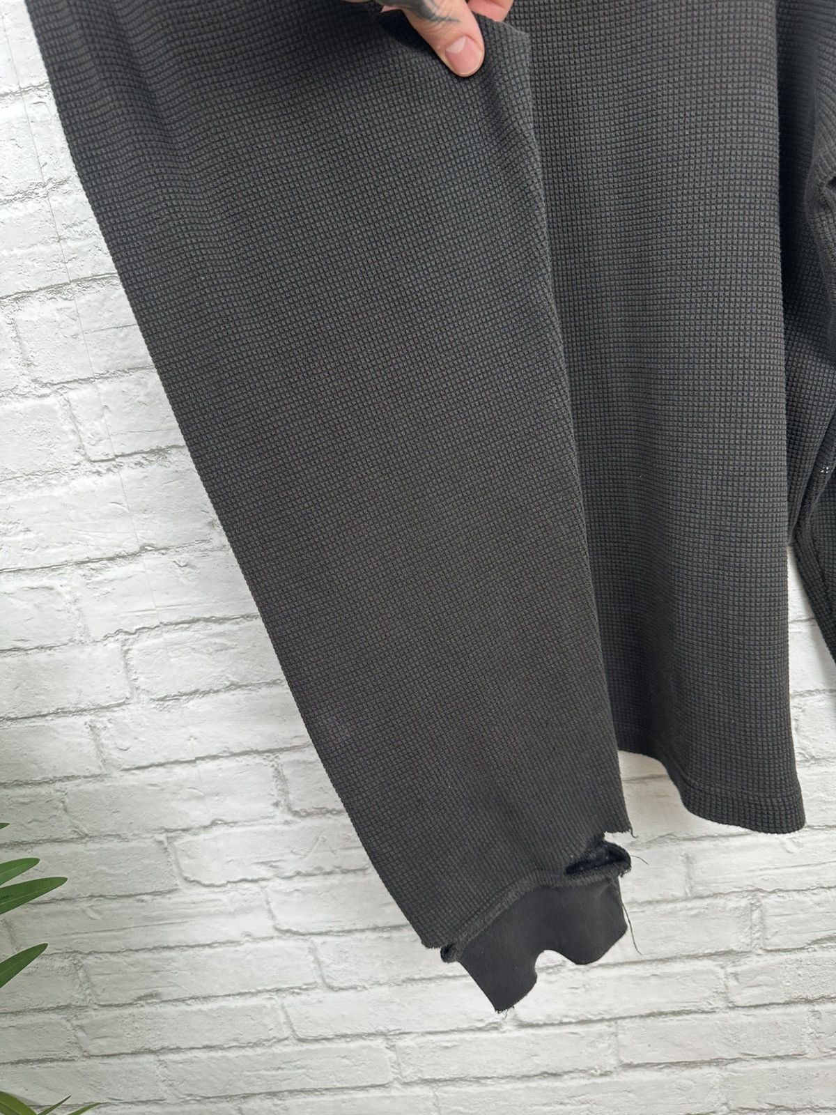 Vintage (L) PERFECTLY THRASHED WAFFLE Knit Black Longsleeve Tee Size US L / EU 52-54 / 3 - 15 Thumbnail