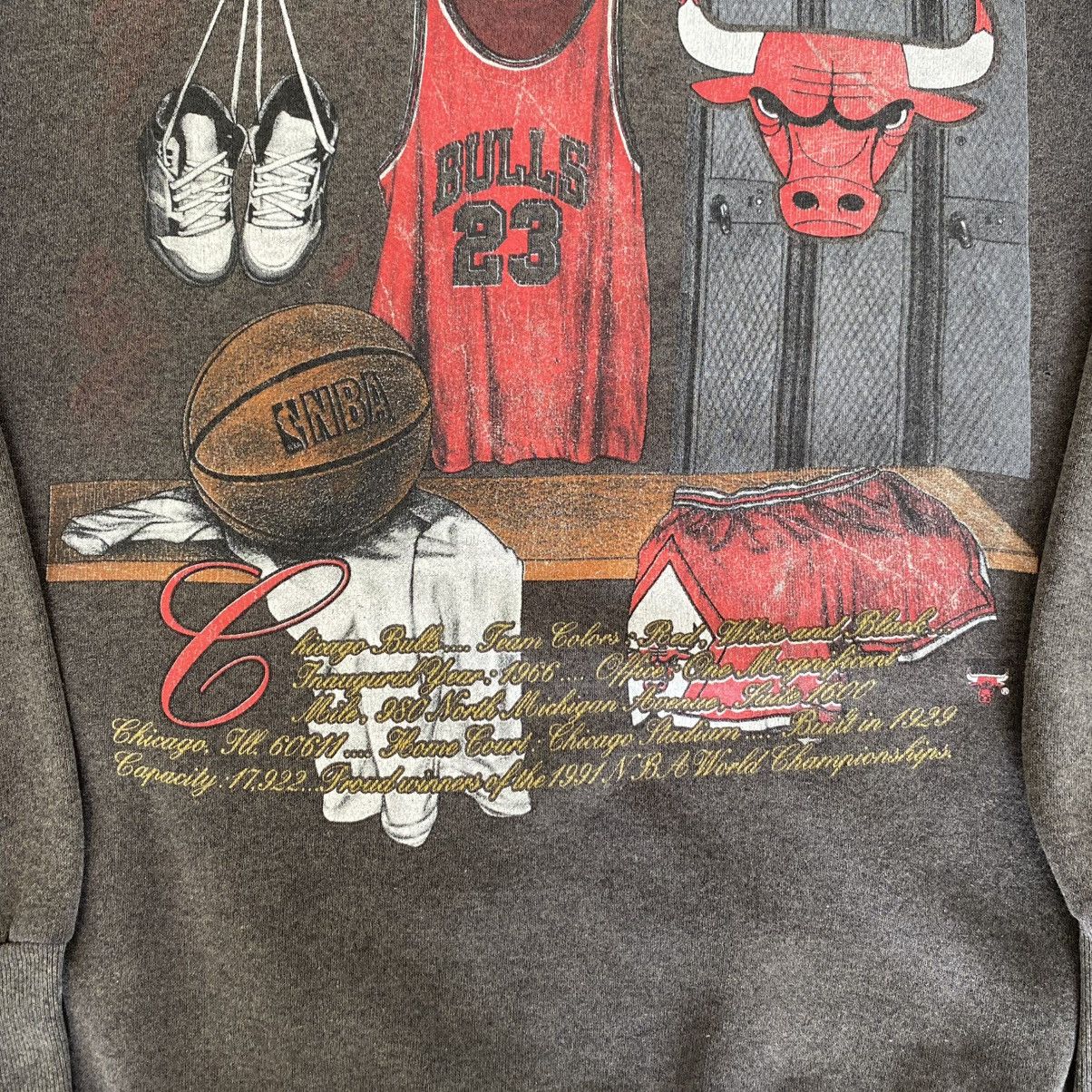 NBA VTG 90’s Chicago Bulls MJ Sun Faded Crewneck Sweatshirt Size US L / EU 52-54 / 3 - 5 Thumbnail