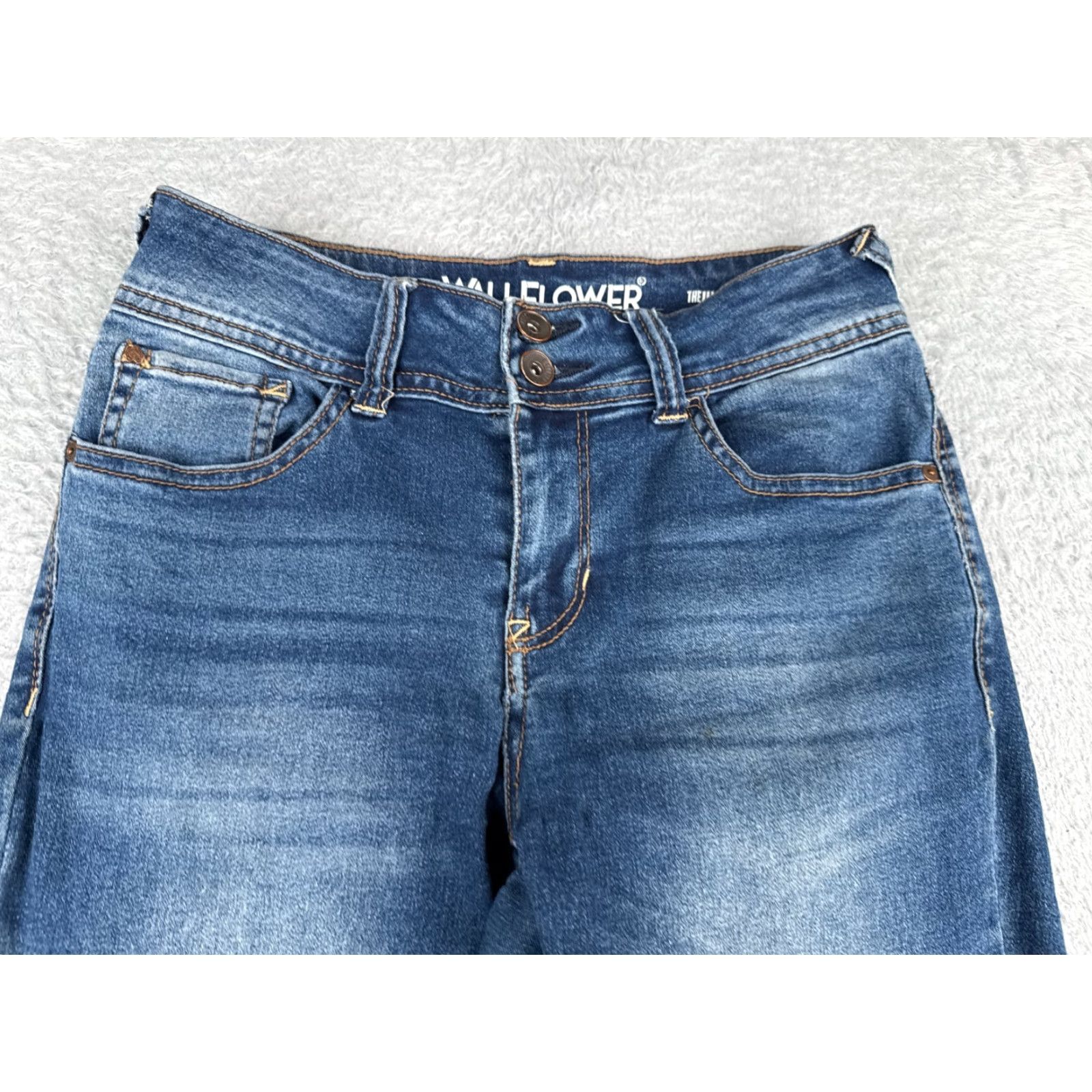 Vintage Wallflower Jeans Juniors 3 Blue Denim The Ultra Fit Capri Rolled Hem Mid 26x23 Denim Capri Jeans Women’s Regular Blue 26x23 3" Size 26" / US 2 / IT 38 - 4 Thumbnail