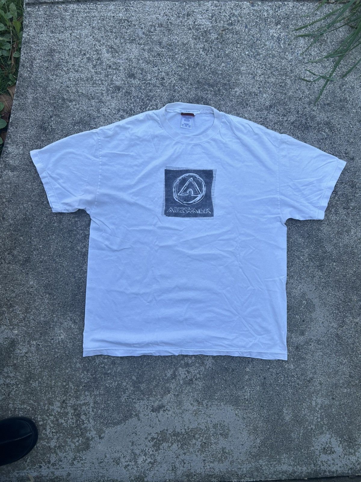 Vintage Vintage 2000s Airwalk Tee Size US XL / EU 56 / 4 - 1 Thumbnail