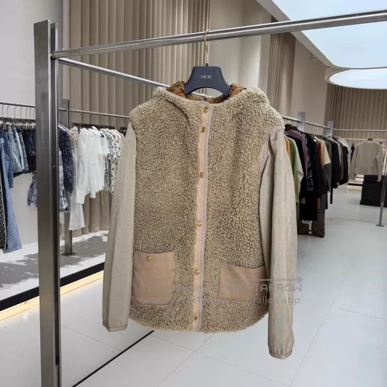Louis Vuitton Louis Vuitton Khaki lined hooded teddy jacket Size XS / US 0-2 / IT 36-38 - 1 Thumbnail