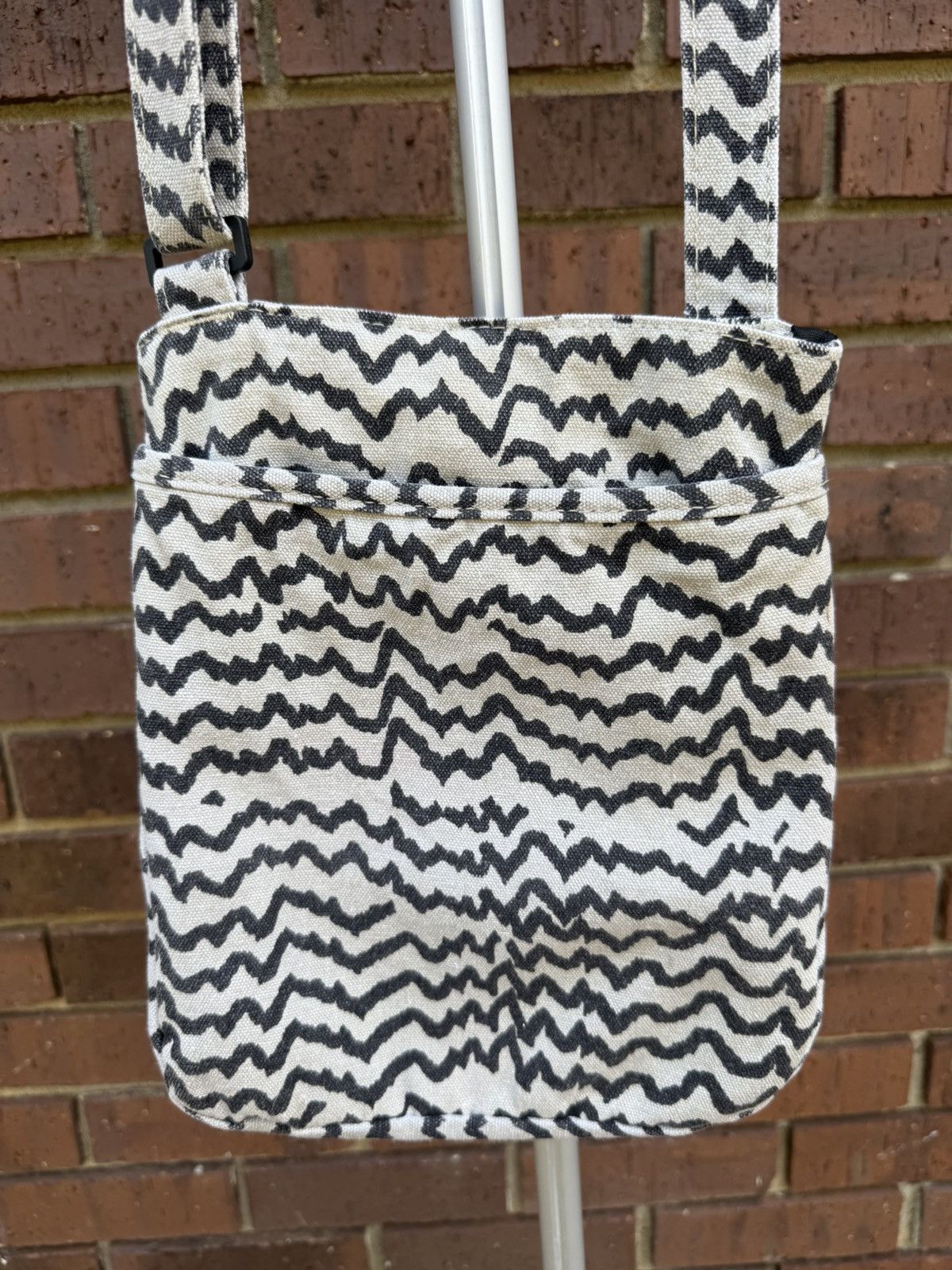 KAVU Kavu Keeper Crossbody Bag Purse Canvas Zigzag Pattern Brown Size ONE SIZE - 4 Thumbnail