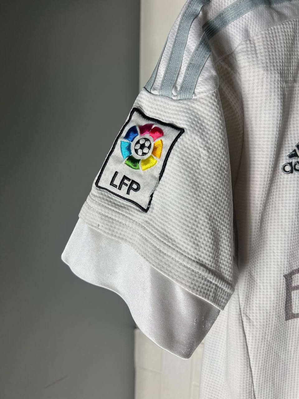 Adidas VINTAGE ADIDAS FC REAL MADRID SPAIN RETRO SOCCER JERSEY Y2K Size US S / EU 44-46 / 1 - 7 Thumbnail