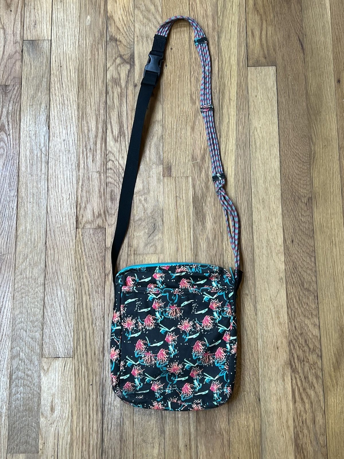 KAVU Kavu Bird of Paradise Floral Rope Sidewinder Crossbody Bag Size ONE SIZE - 2 Thumbnail