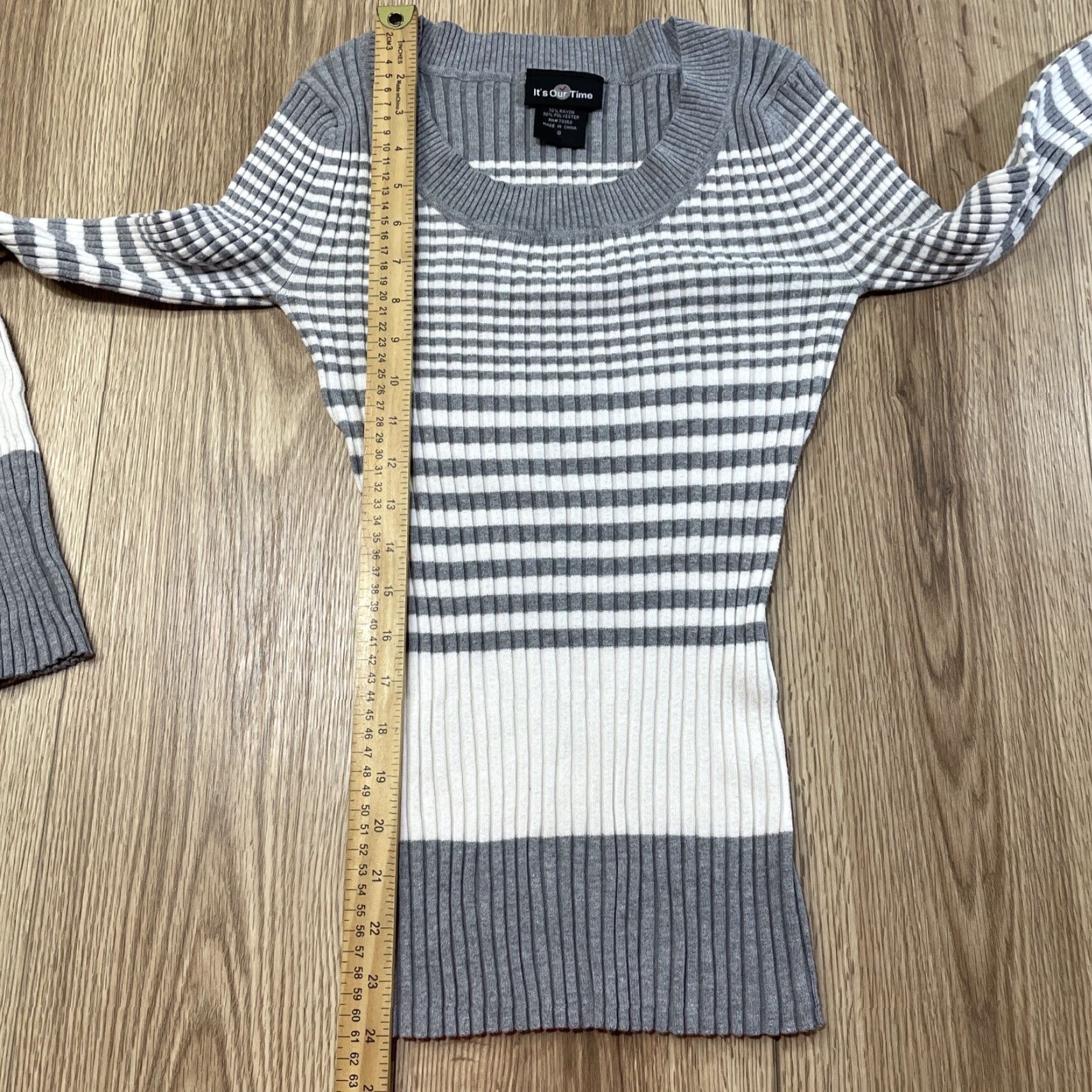 Vintage VINTAGE Blend Striped Sweater Women’s Size S Gray/White Pullover Rayon Blend Long Sleeve V-Neck Size S / US 4 / IT 40 - 5 Thumbnail