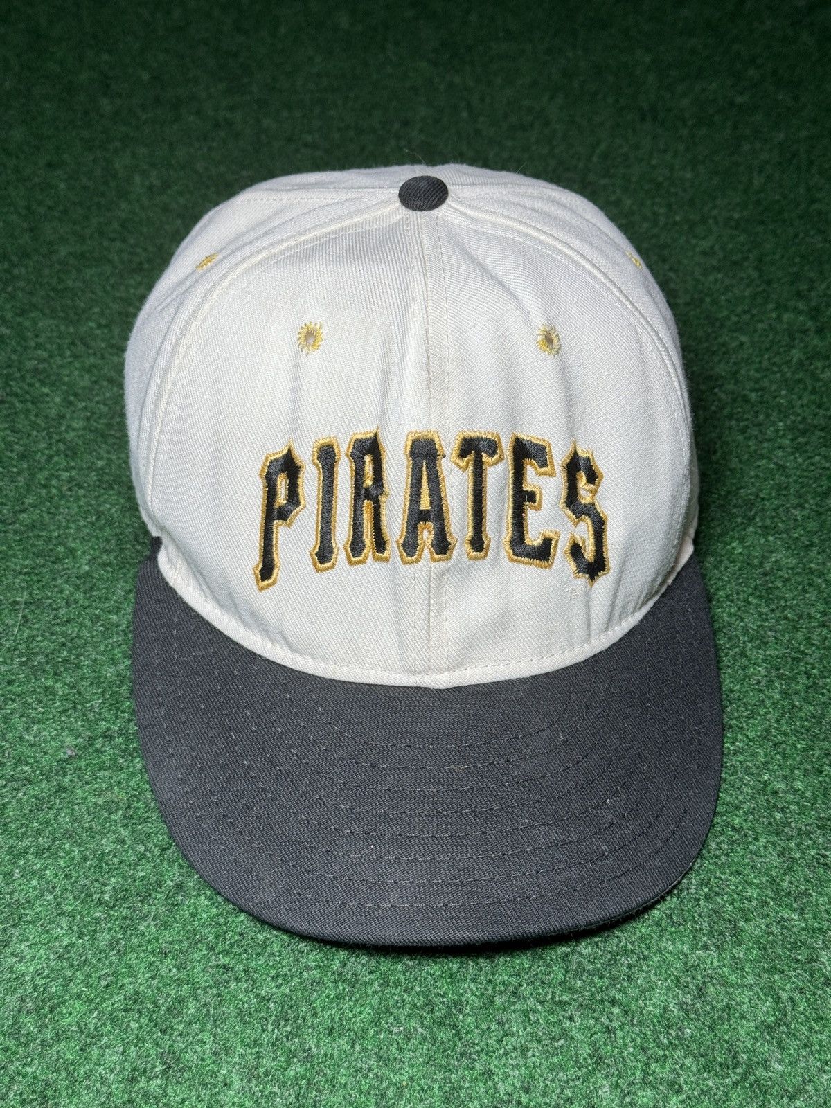 Vintage Vintage 90s Pittsburgh Pirates Fitted 7 1/4 Baseball Hat Size ONE SIZE - 1 Thumbnail