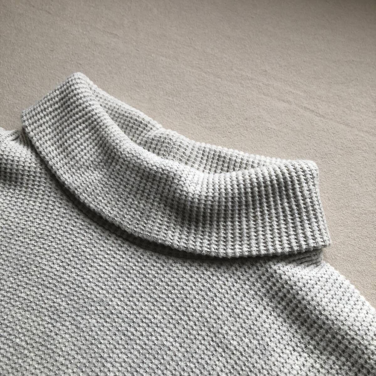UNIVERSAL PRODUCTS. Waffle Turtleneck Sweater (Japan) Size US L / EU 52-54 / 3 - 2 Thumbnail