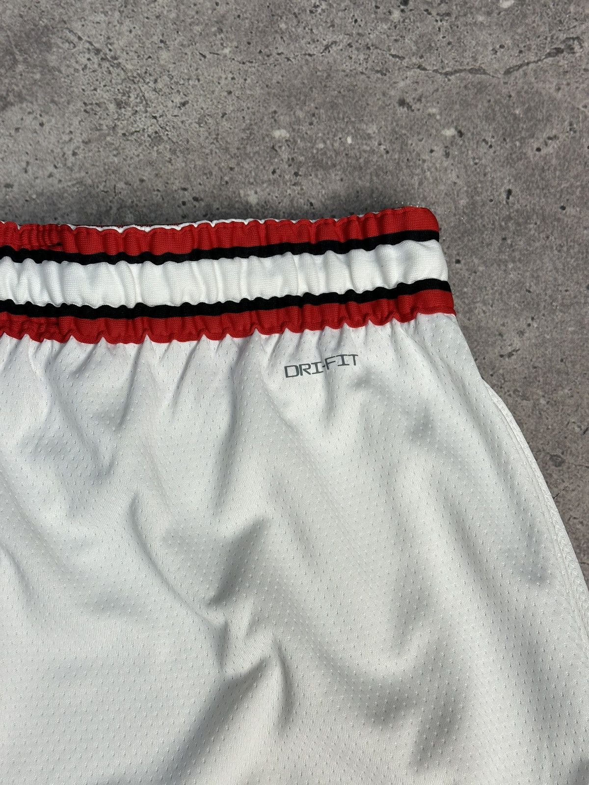 NBA × Vintage Vintage Nike Chicago Bulls NBA Shorts Association Edition Size US 34 / EU 50 - 7 Thumbnail