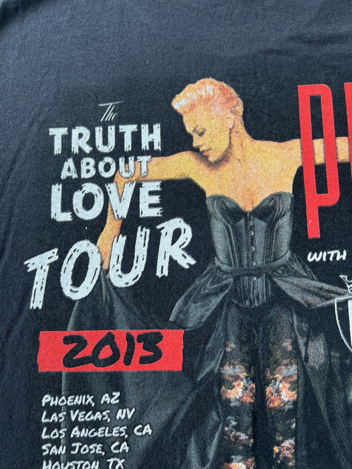 Band Tees Vintage 2013 Pink The Truth About Love Tour Black T-shirt Size US M / EU 48-50 / 2 - 13 Thumbnail