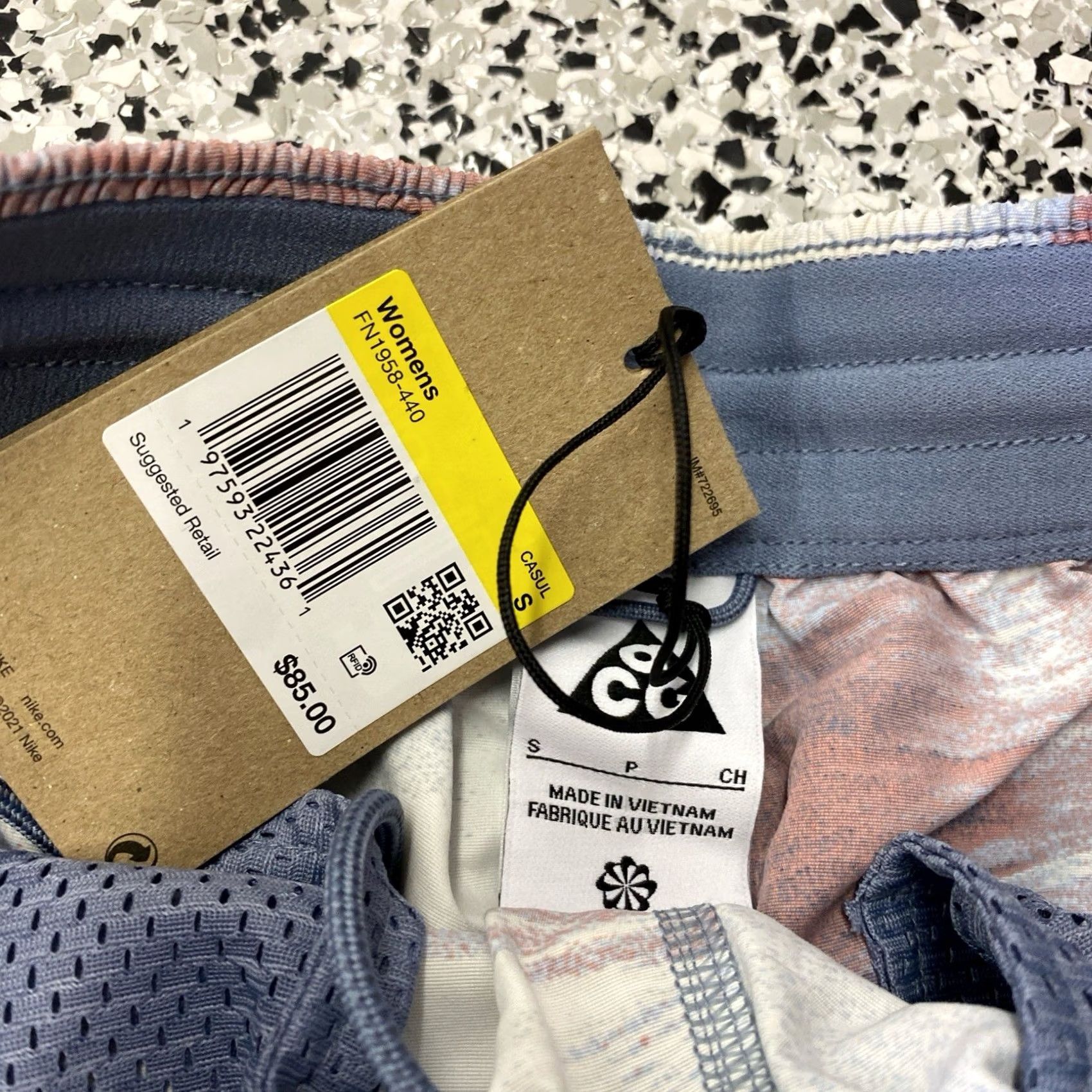 Nike ACG NWT Nike ACG High Waist Shorts Small LIGHT ARMORY BLUE/ WHITE Size 28" / US 6 / IT 42 - 5 Thumbnail