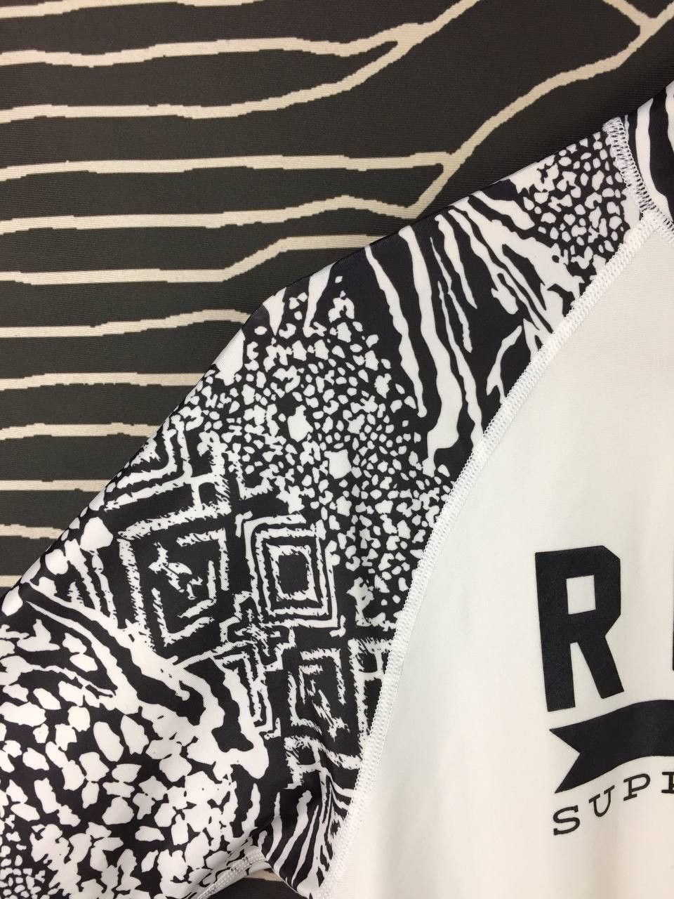 Rusty Rusty Supply Co. Patterned Sleeves Surfwear Rash Guard Size US L / EU 52-54 / 3 - 4 Thumbnail