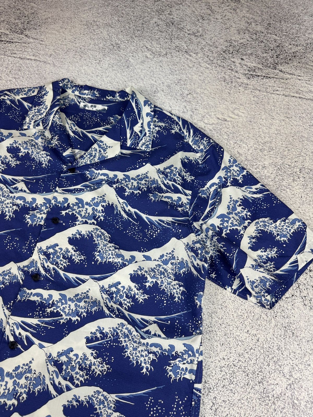 Uniqlo Uniqlo Hokusai Great Wave Hawaiian Shirt Blue Japan Art Size US M / EU 48-50 / 2 - 2 Thumbnail