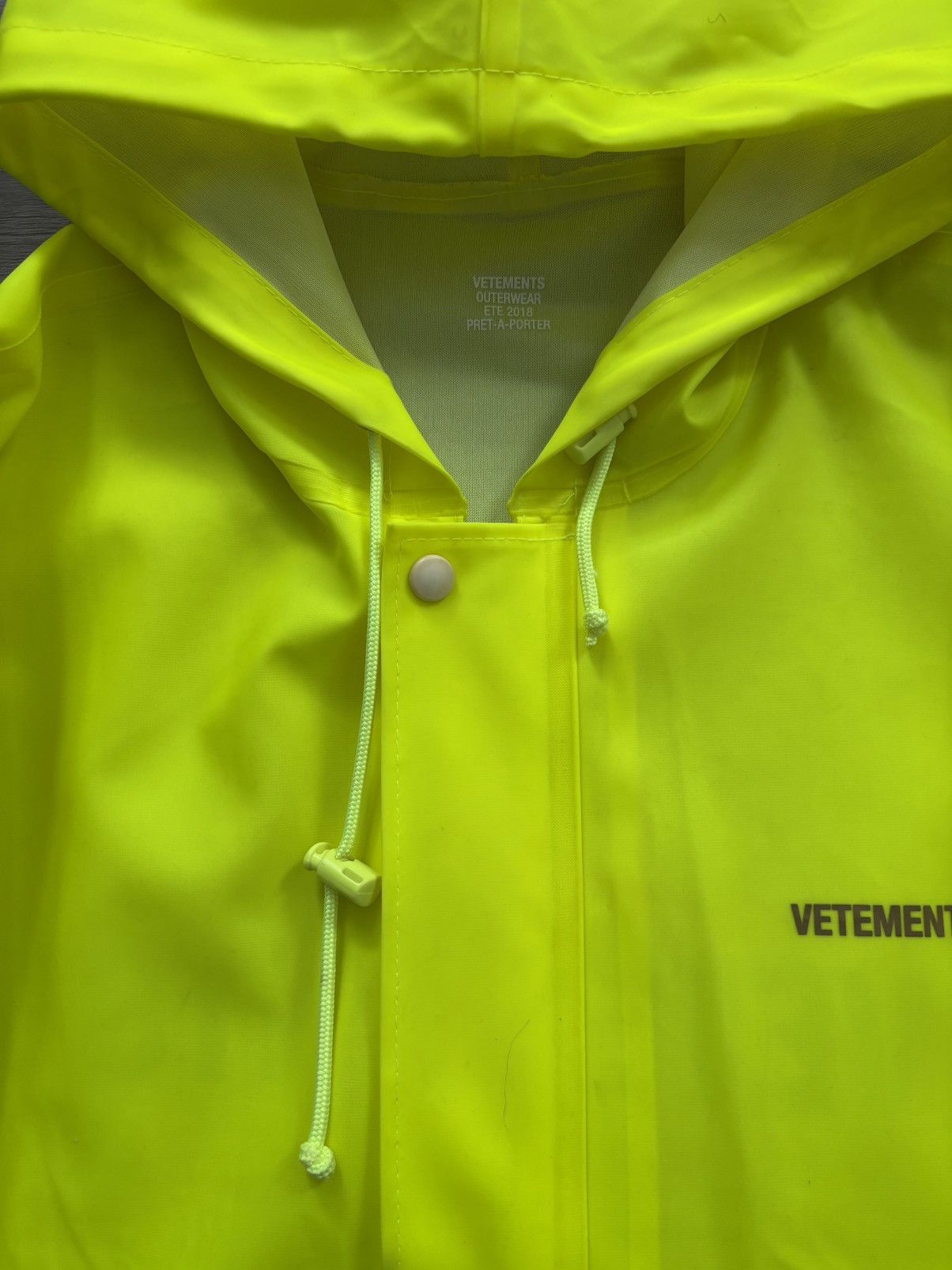 Vetements Vetements SS18 Logo Raincoat Size US M / EU 48-50 / 2 - 6 Thumbnail