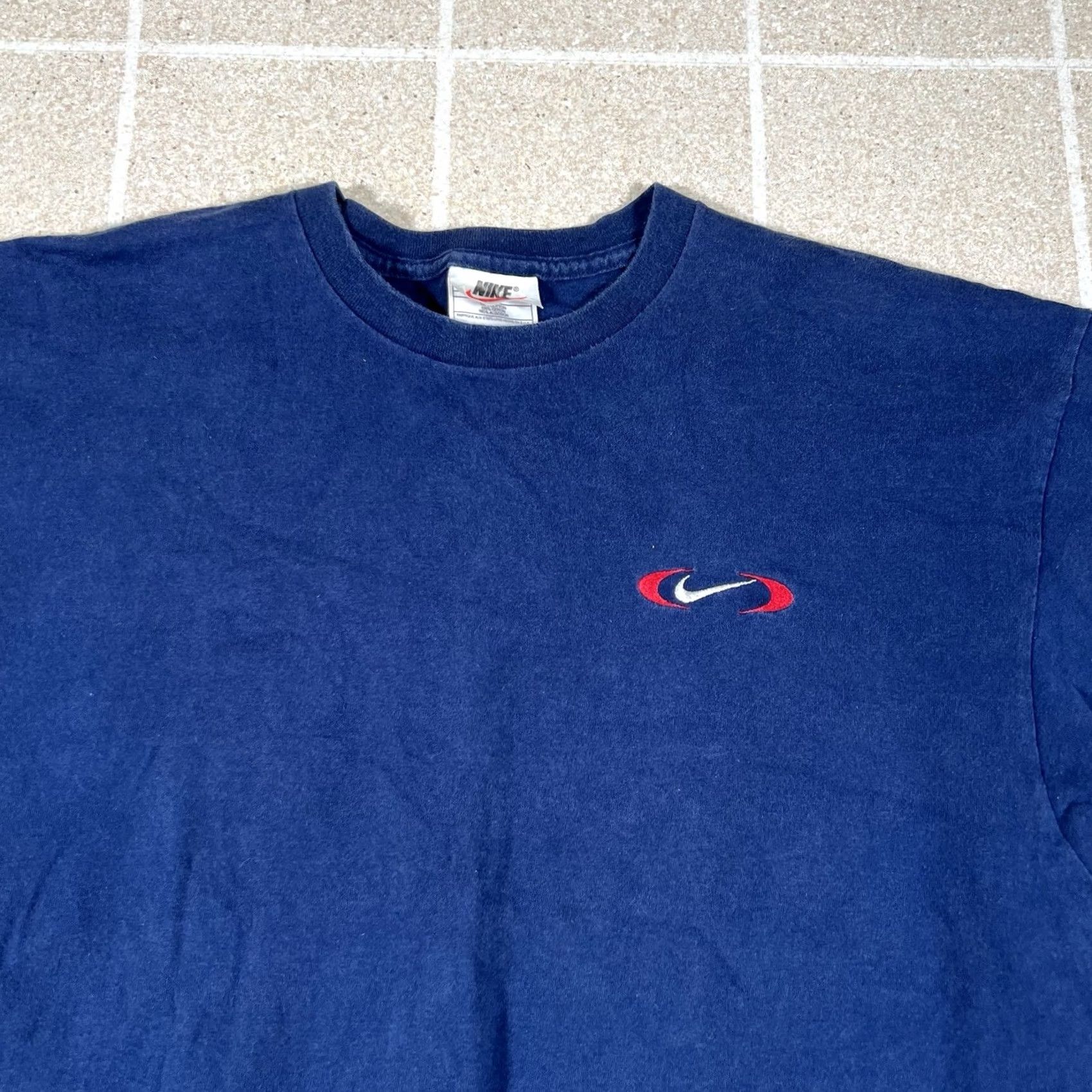 Nike VINTAGE Nike T-Shirt 90s Mini Swoosh White Navy Mens Large Size L Made in USA Size US L / EU 52-54 / 3 - 2 Thumbnail