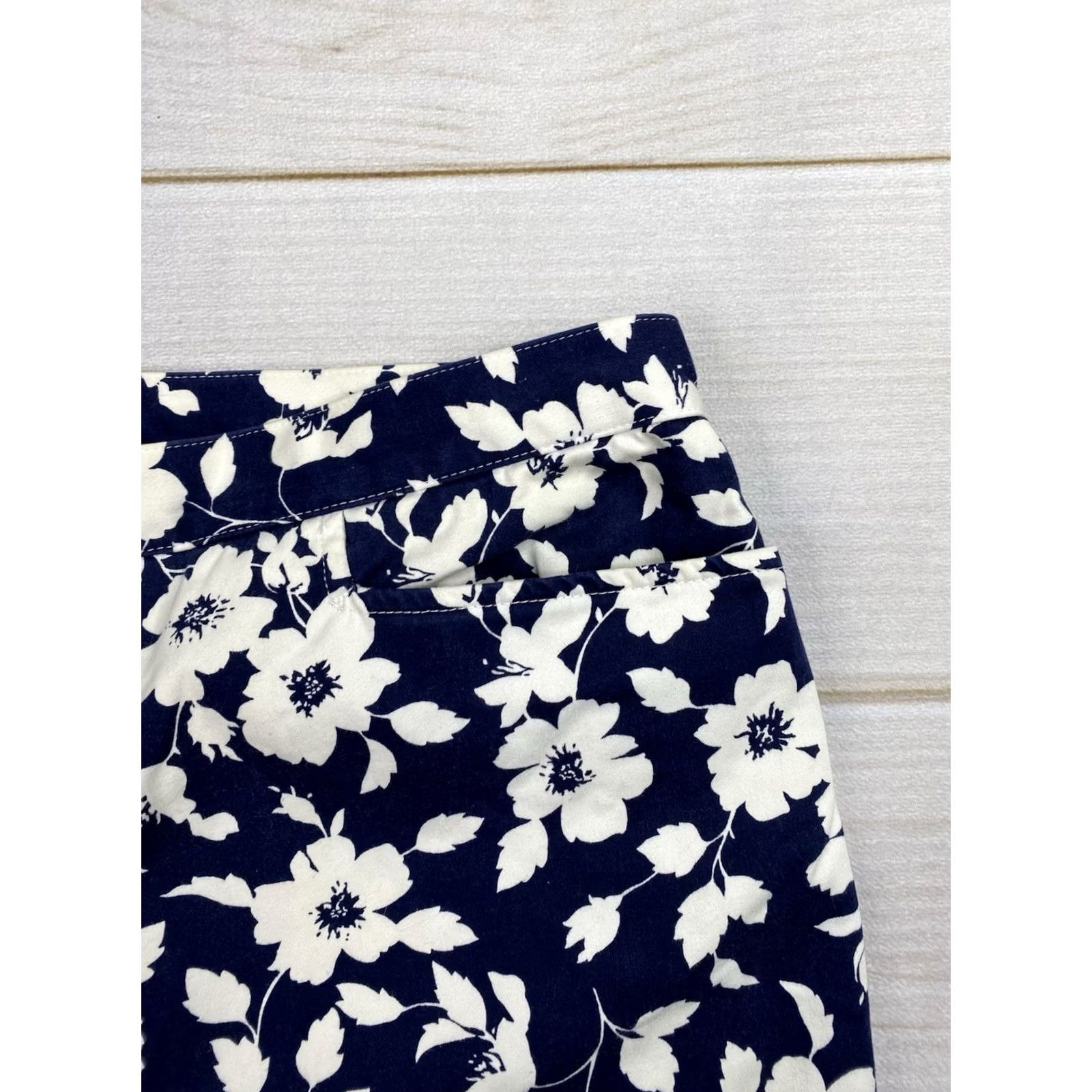 Jones New York VINTAGE Jones New York Crop Pants Sz 12 Blue White Floral Boho Stretch Capri Hawaiian Girls Size 34" / US 12 / IT 48 - 2 Thumbnail