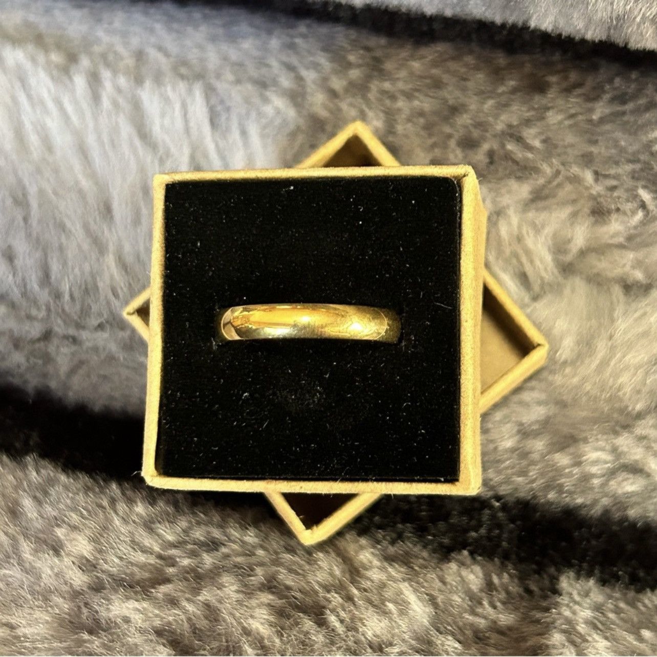 Jewelry Men’s 18kt solid yellow gold 4mm classic dome band NIB 9.5 Size ONE SIZE - 1 Thumbnail