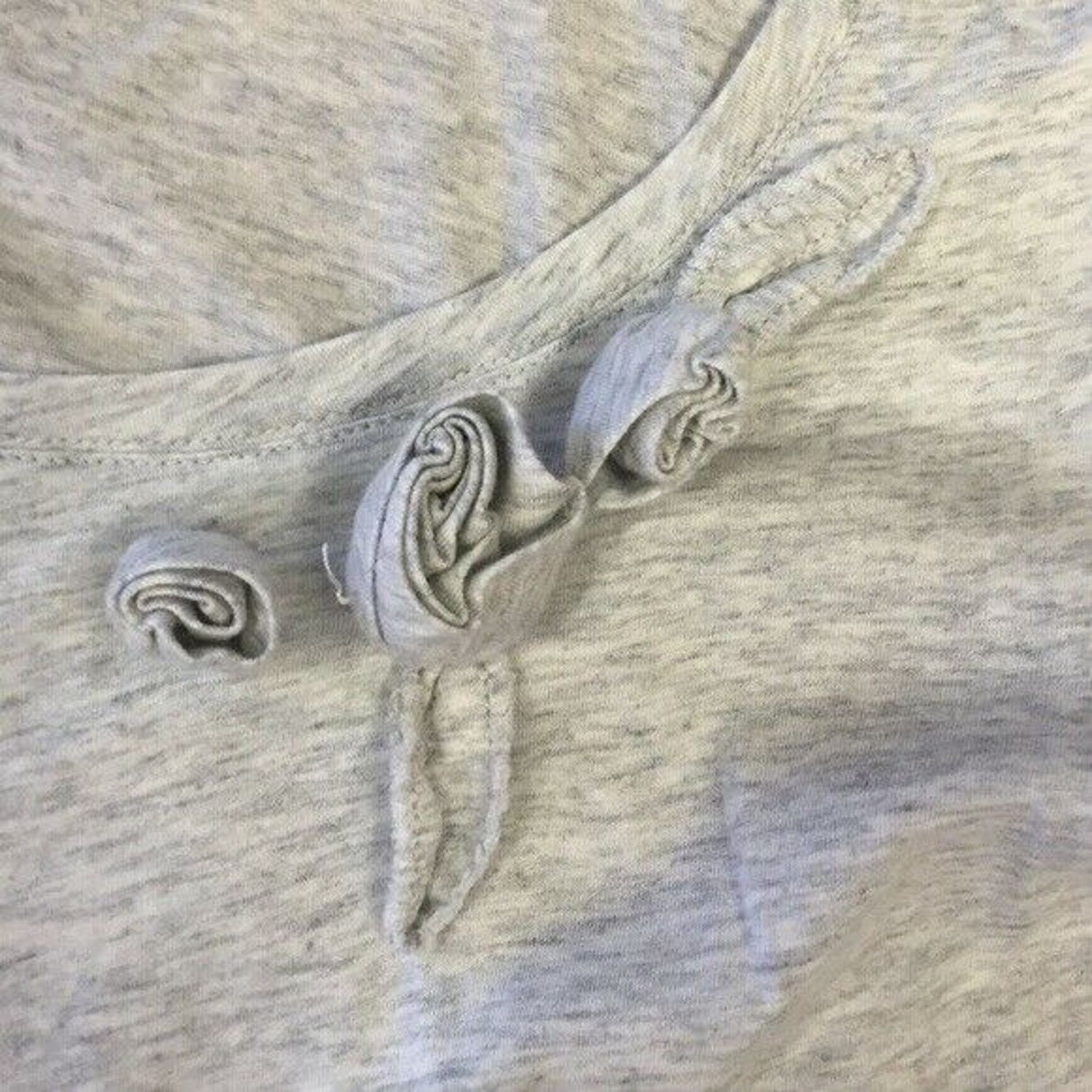 Gap Gap Gray Fitted Tee Top Shirt Flowers at Neck Size Small Size US S / EU 44-46 / 1 - 5 Thumbnail