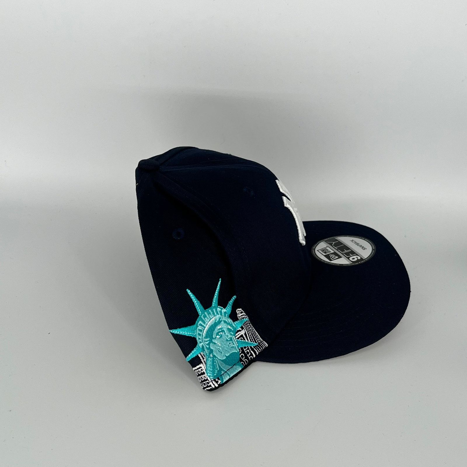 New Era Black New York Yankees Statue of Liberty New Era MLB Size ONE SIZE - 3 Thumbnail