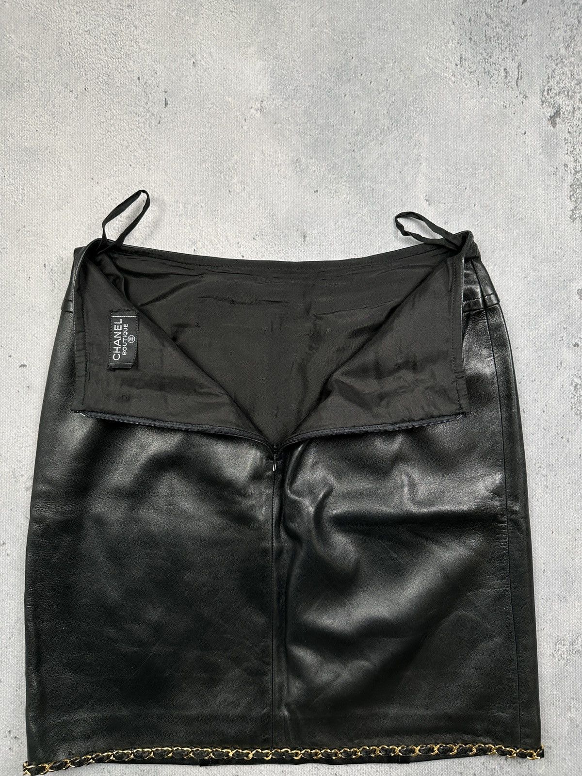 Chanel Vintage Chanel Boutique Black Leather Skirt Gold Chain Trim Size 28" / US 6 / IT 42 - 3 Thumbnail