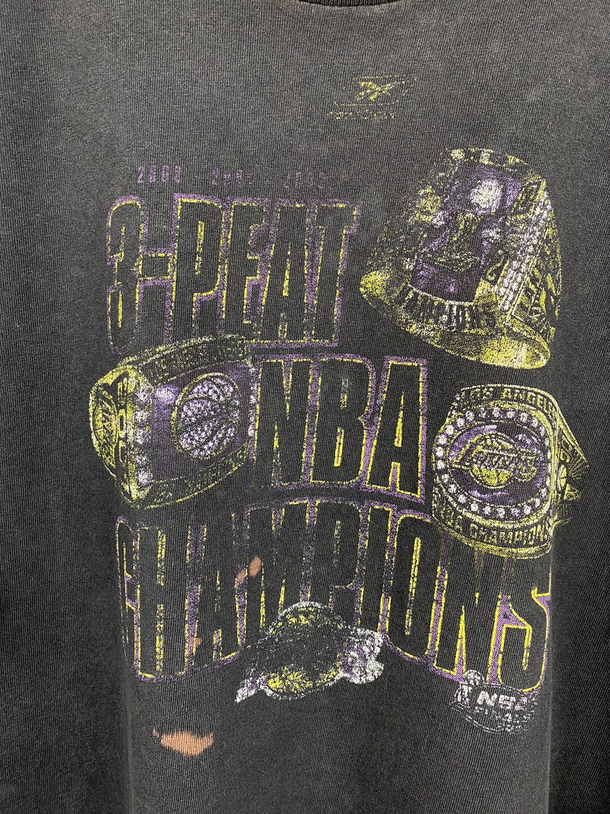 NBA Distressed Shaq Ring 3Peat Tshirt Size US XL / EU 56 / 4 - 4 Thumbnail