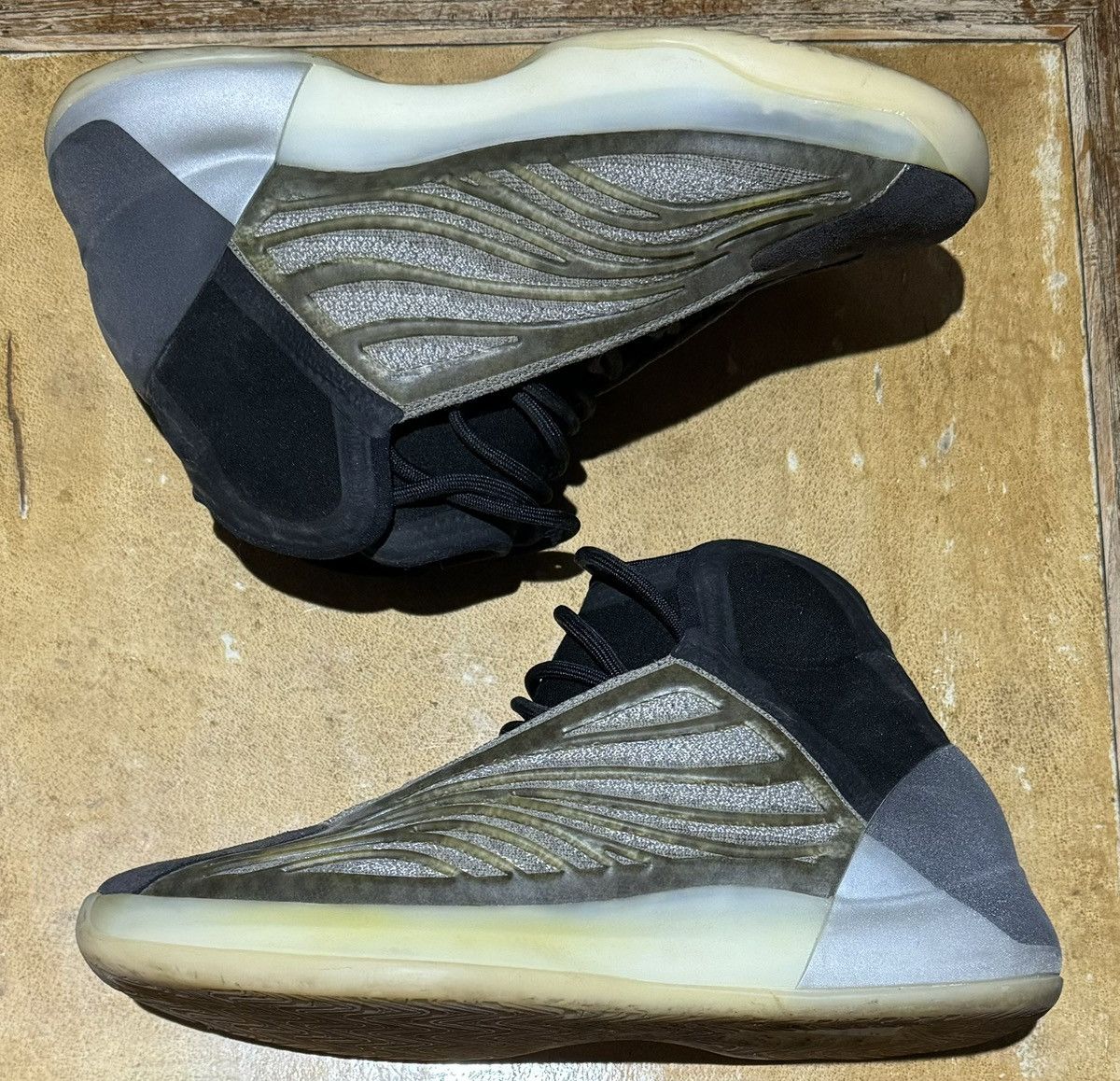 Adidas Adidas Yeezy Quantum Barium Size US 9 / EU 42 - 2 Thumbnail