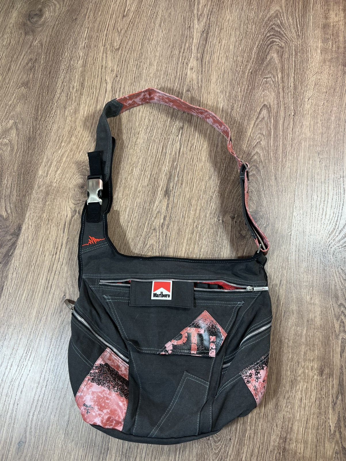 Marlboro × Vintage Vintage Marlboro Y2K Zip Sling Bag Crossbody Archive Size ONE SIZE - 1 Thumbnail