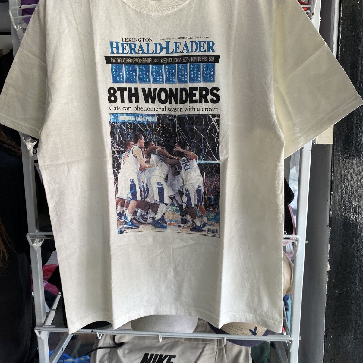 NBA × Vintage 2012 Vintage Kentucky Wildcats Newspapers T Size US L / EU 52-54 / 3 - 4 Thumbnail