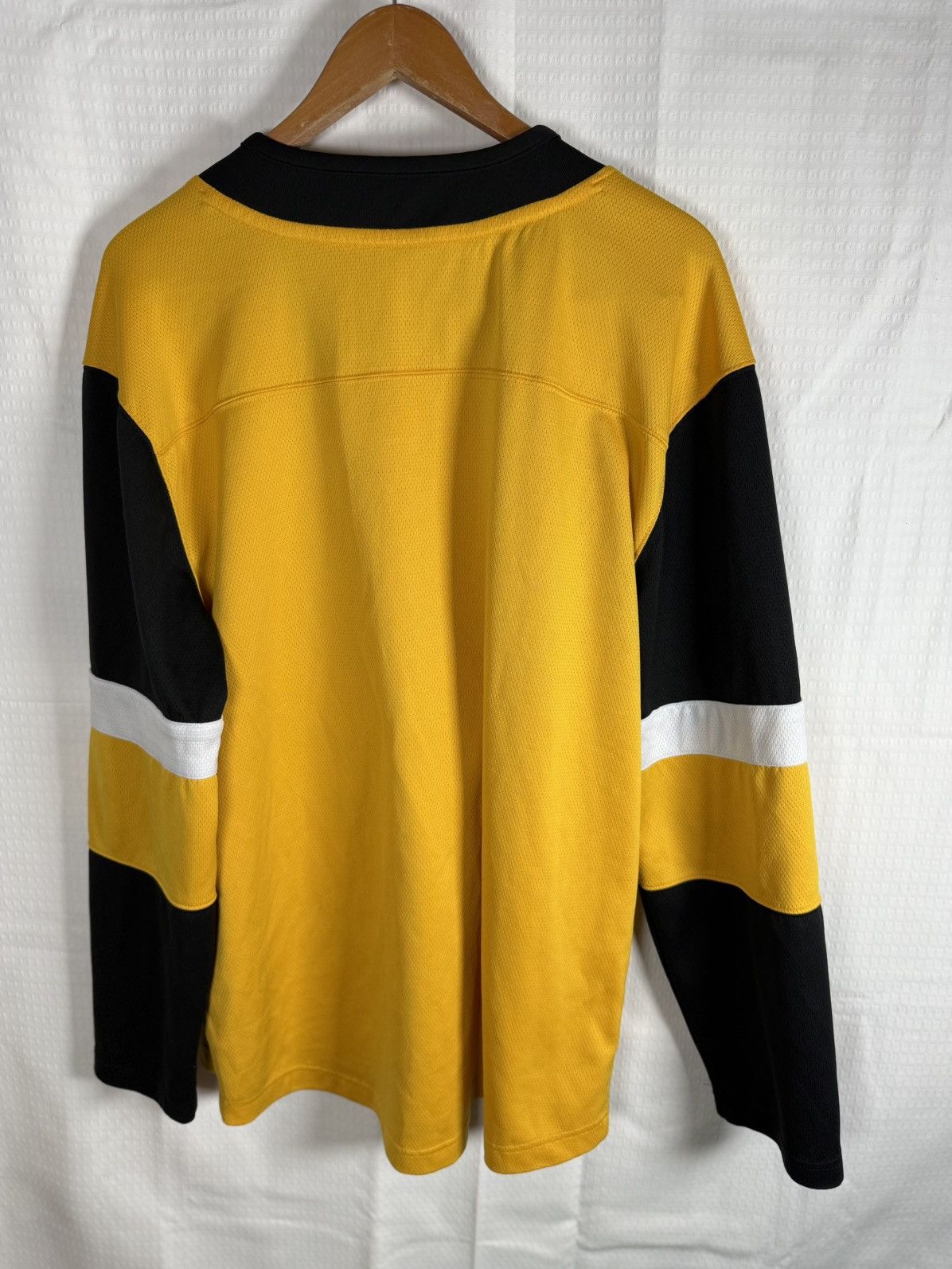 Other PITTSBURGH PENGUINS ALTERNATE GOLD ADIDAS HOCKEY JERSEY M Size US M / EU 48-50 / 2 - 8 Thumbnail