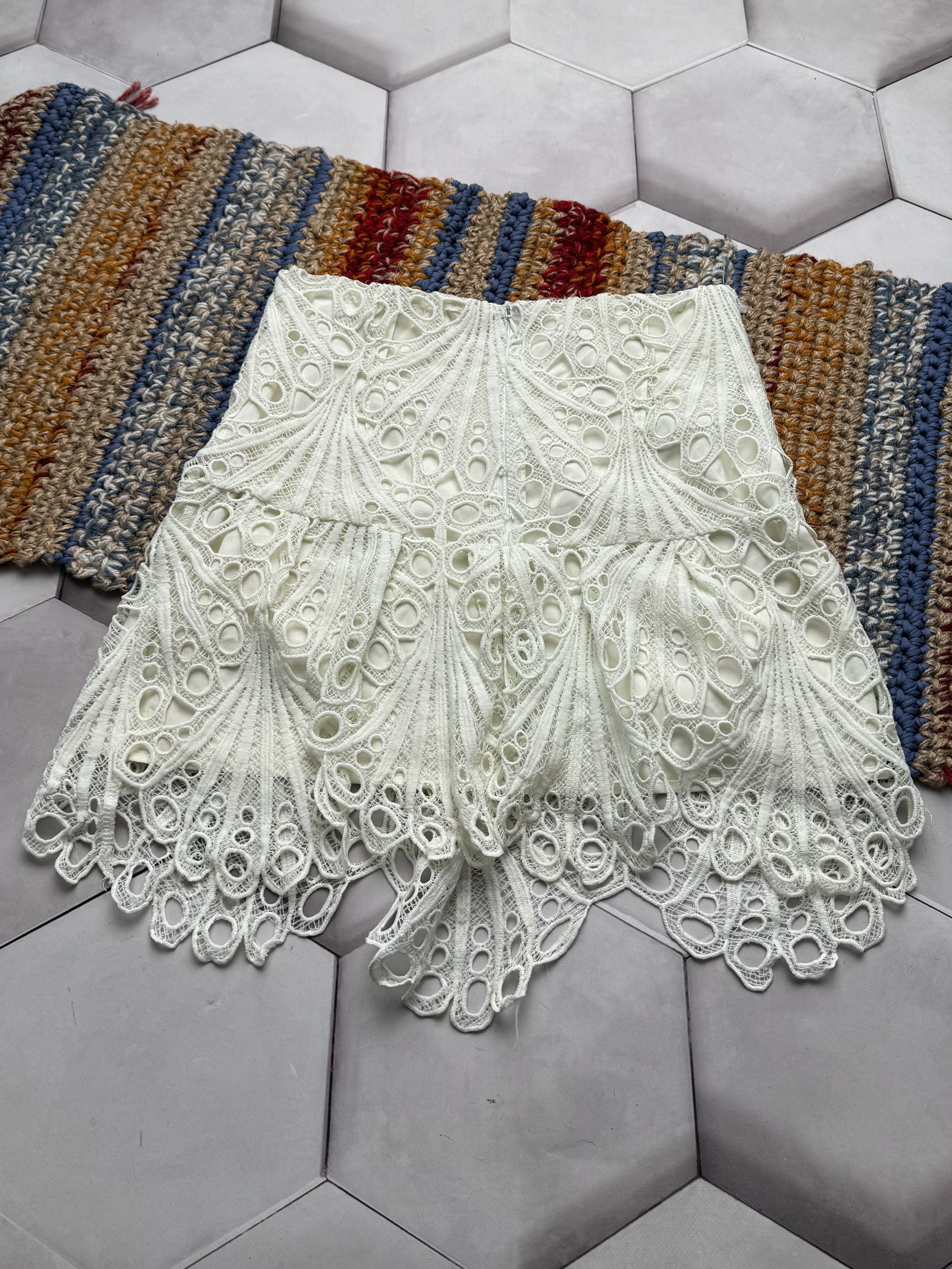 Vintage Vintage Lace Mesh Flare Skirt (E4) Size 27" / US 4 / IT 40 - 3 Thumbnail