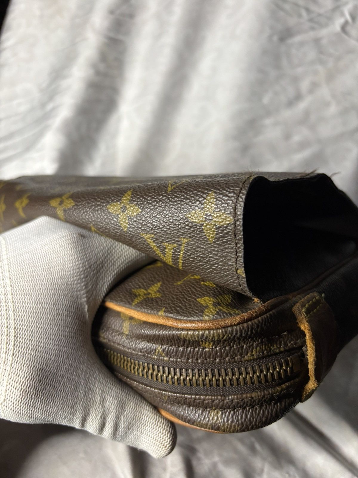Louis Vuitton (very worn) Louis Vuitton Cluth Bag Vintage Size ONE SIZE - 8 Thumbnail
