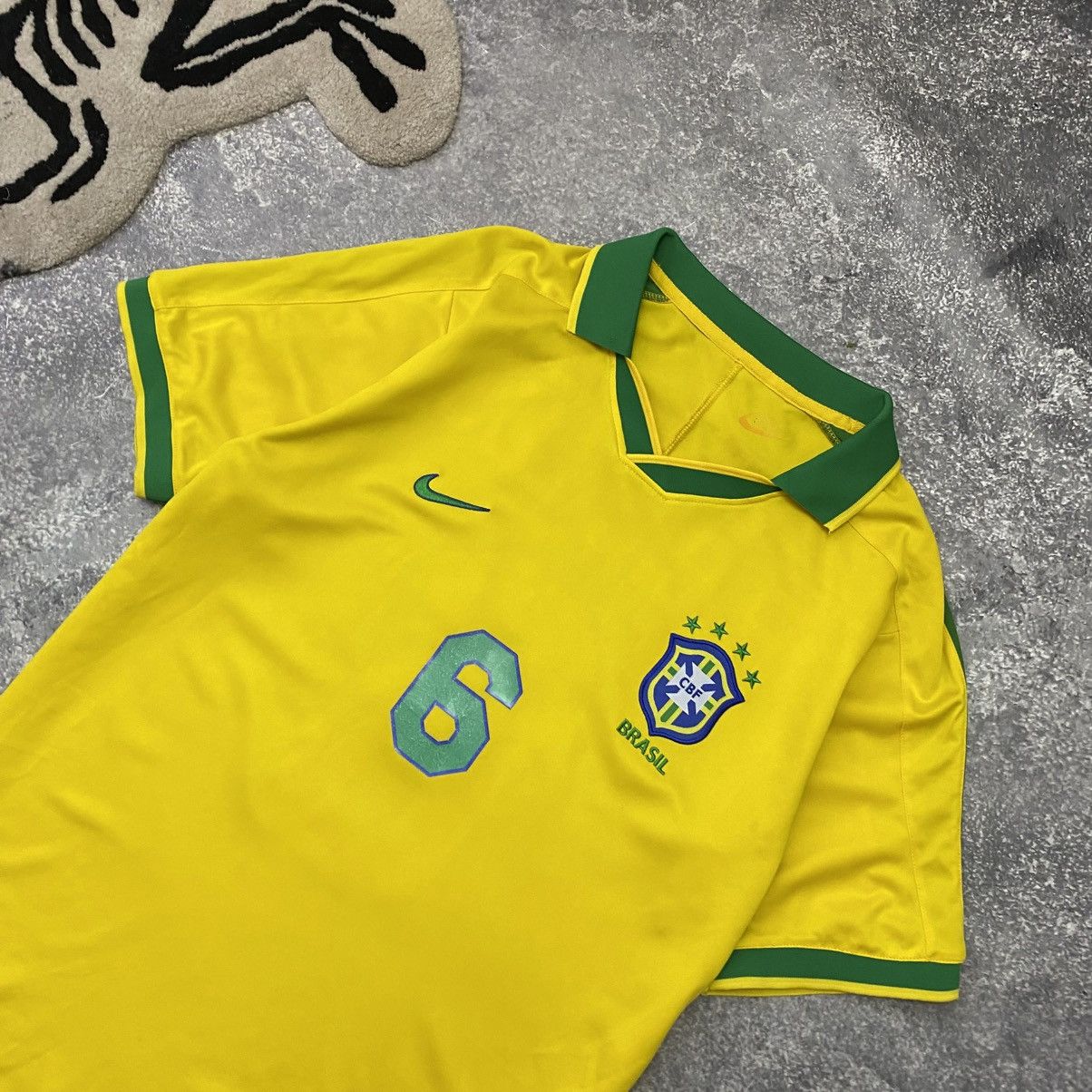Vintage Vintage Nike Brazil Style Roberto Carlos 90’s soccer jersey Size US L / EU 52-54 / 3 - 2 Thumbnail