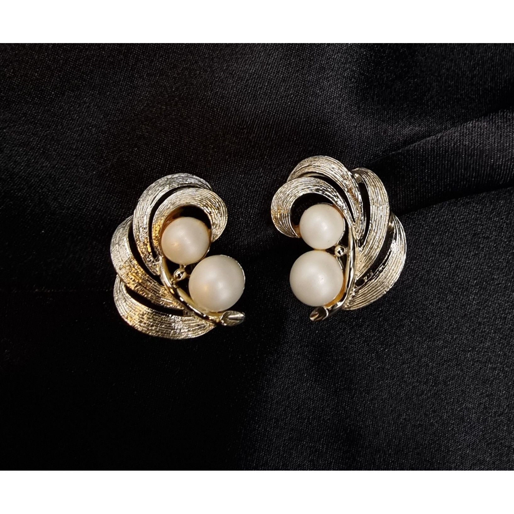 Vintage Vintage 1960's Lisner Gold Tone Clip-On Earrings W/ Faux Pea Size ONE SIZE - 3 Thumbnail