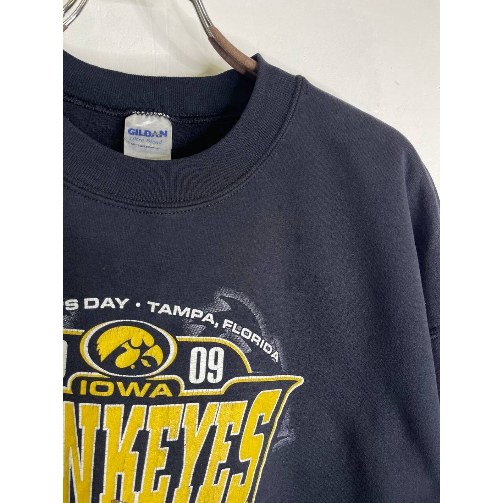 Vintage Vintage Iowa Hawkeyes Outback Bowl Sweatshirt NCAA Football Size US XL / EU 56 / 4 - 7 Thumbnail