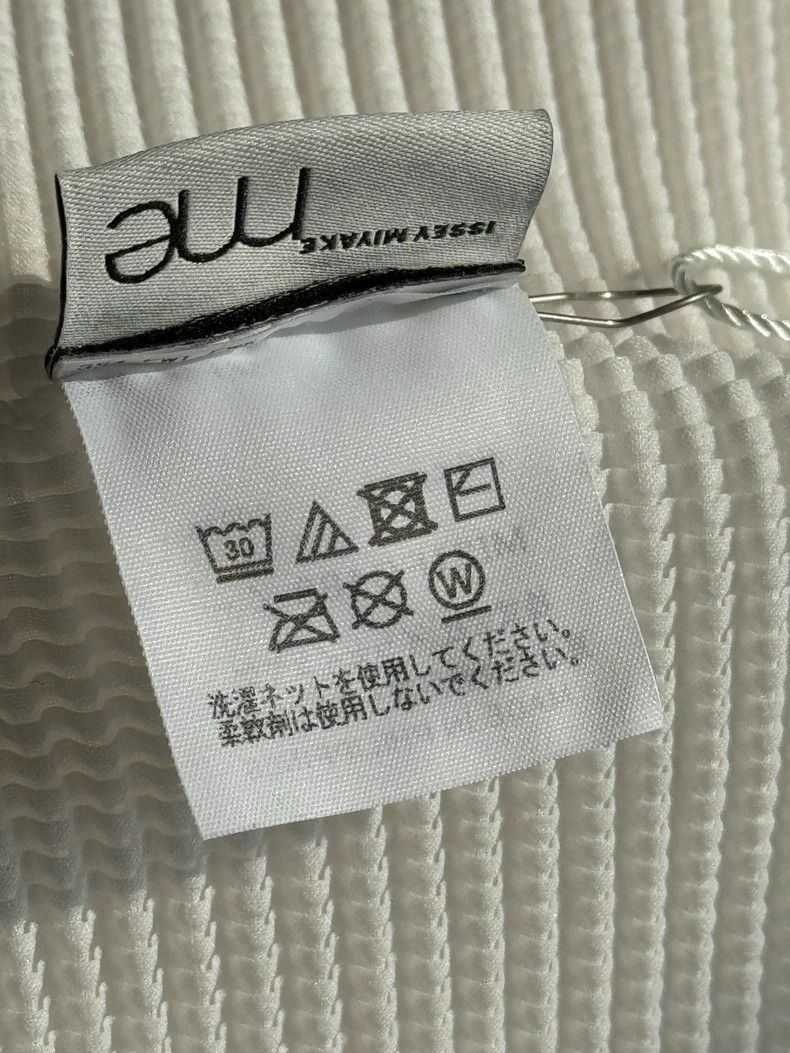 Issey Miyake Issey Miyake size:one size A white horizontal striped card Size XS / US 0-2 / IT 36-38 - 3 Thumbnail