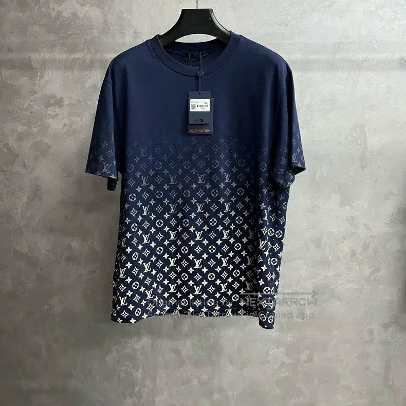 Louis Vuitton Louis Vuitton Blue round collar gradient full print short Size US XL / EU 56 / 4 - 1 Thumbnail