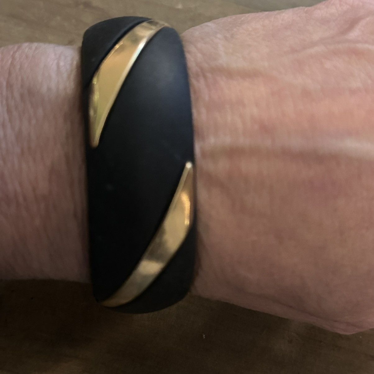 Vintage Vintage black & metallic gold lucite hinged bangle bracelet Size ONE SIZE - 5 Thumbnail