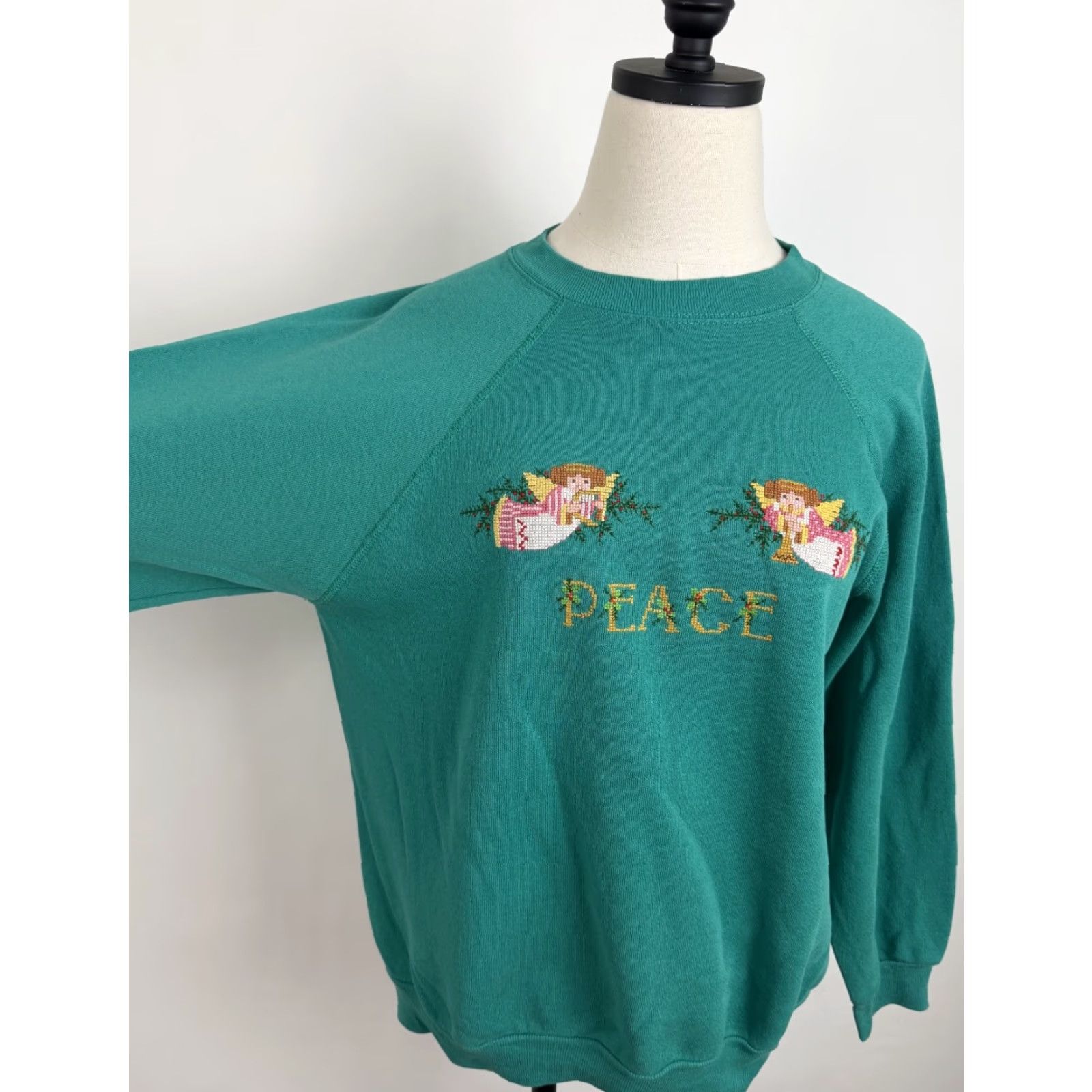 Vintage VINTAGE Christmas Sweatshirt Womens XL Needlepoint Embroidered Angels Peace Mom Green 80s 90s Christmas Grunge Retro Pullover Crew Neck Size XL / US 12-14 / IT 48-50 - 3 Thumbnail