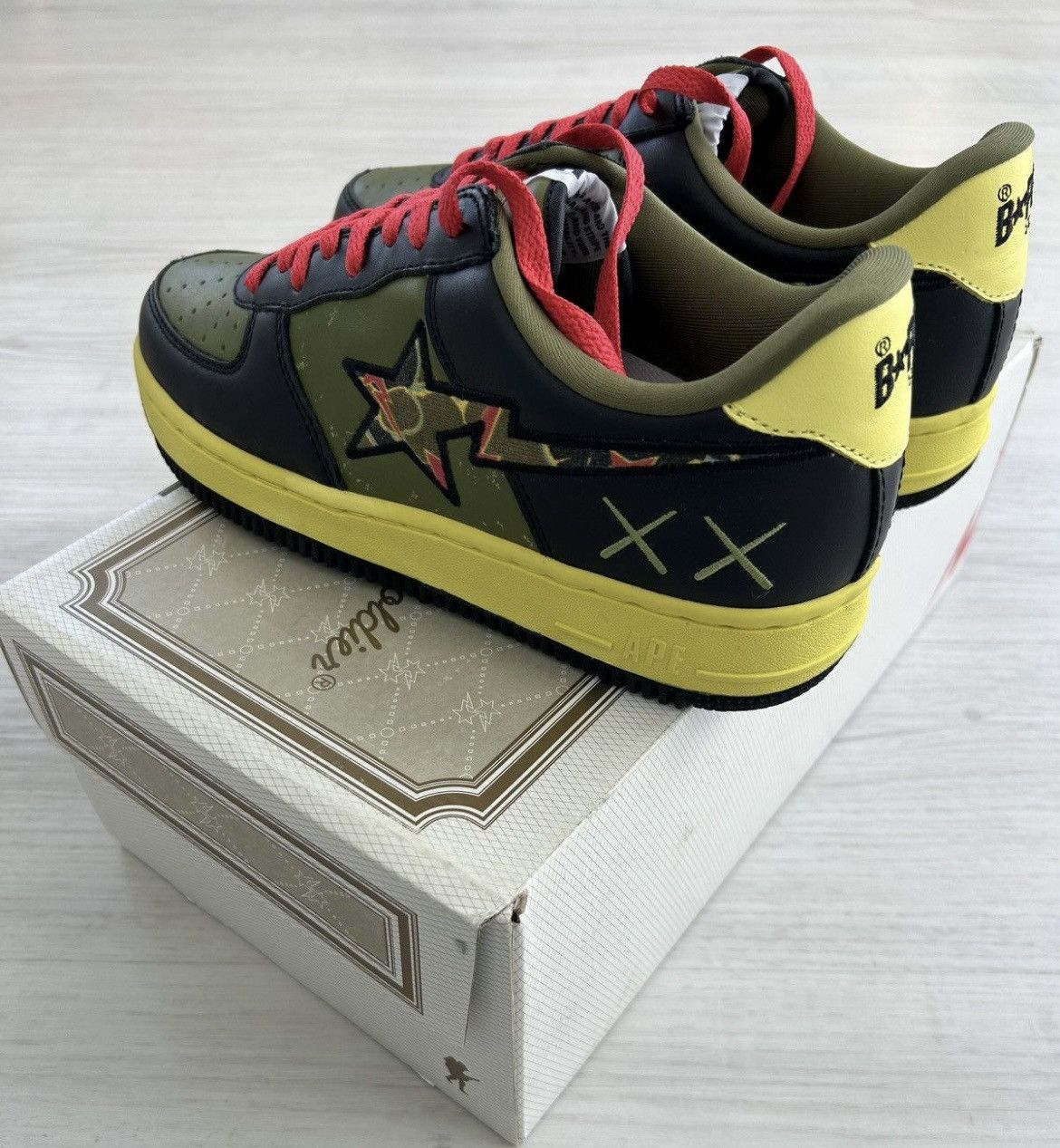 Bape × Kaws VERY RARE OG 2005 A BATHING APE X KAWS BAPESTA Size US 9.5 / EU 42-43 - 2 Thumbnail