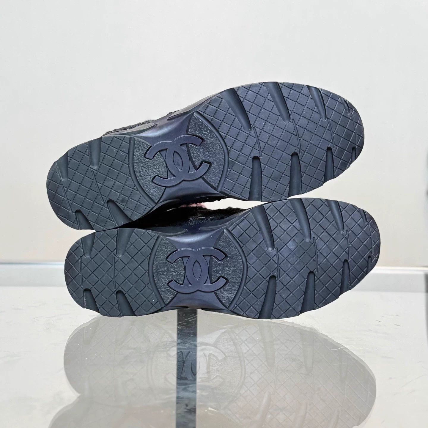 Chanel Chanel Black Woven Distressed Sneakers 38 Size US 7.5 / IT 37.5 - 7 Thumbnail