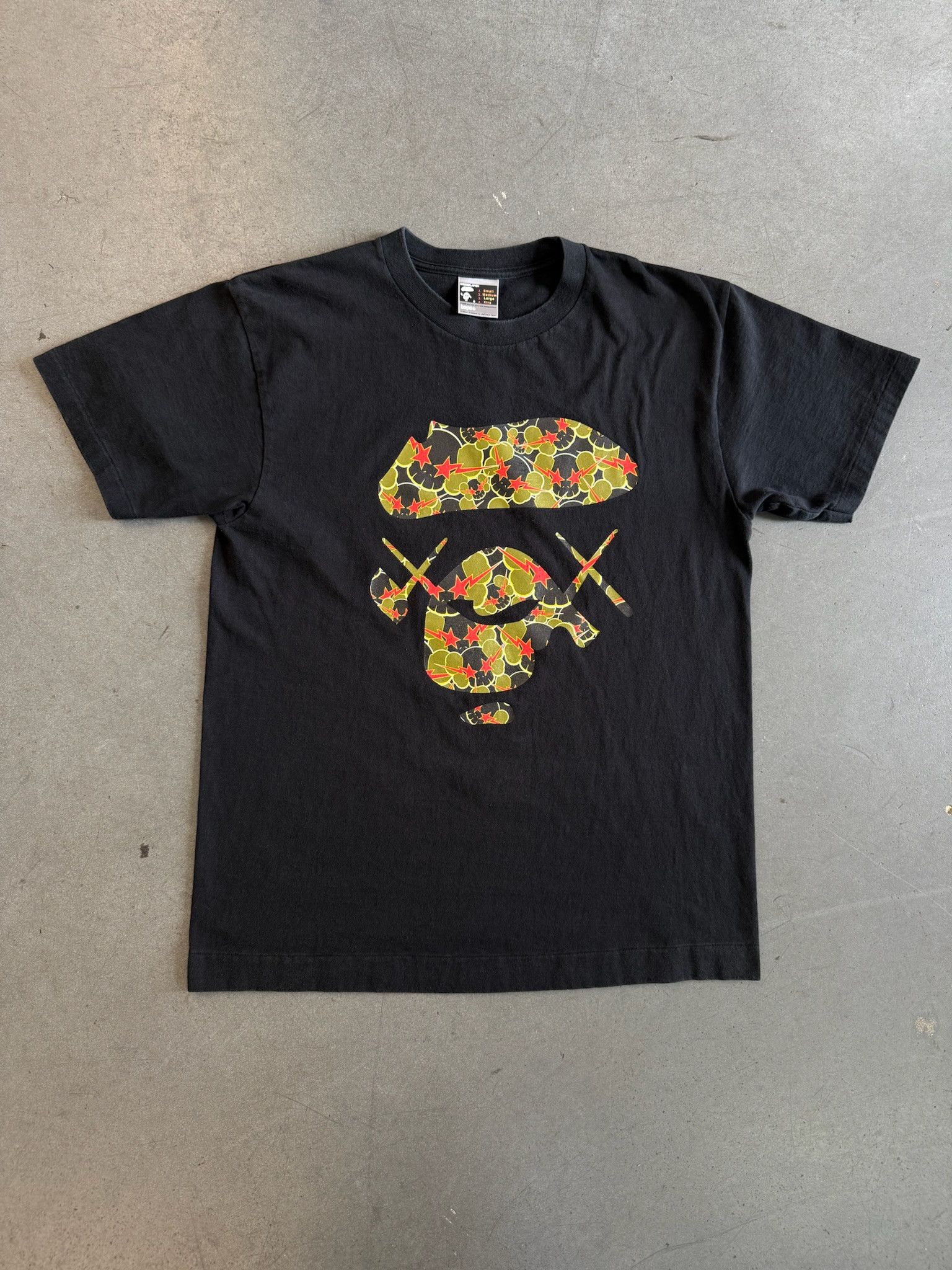 Bape × Kaws 2005 A Bathing Ape X Kaws Black Tee Size US L / EU 52-54 / 3 - 1 Thumbnail