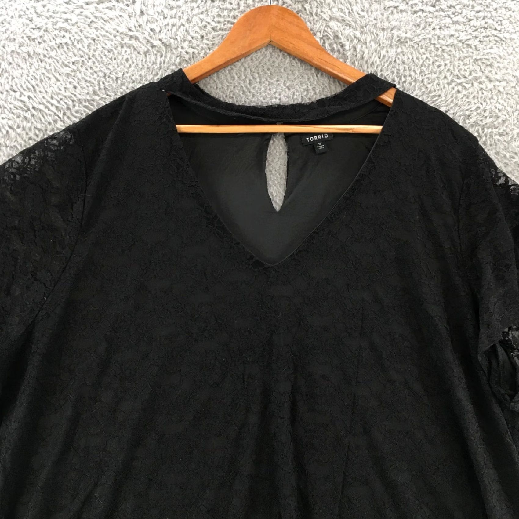 Torrid Torrid Blouse Shirt Womens 5 Black Short Sleeve V-Neck Lace Inset Casual Tee Size S / US 4 / IT 40 - 2 Thumbnail