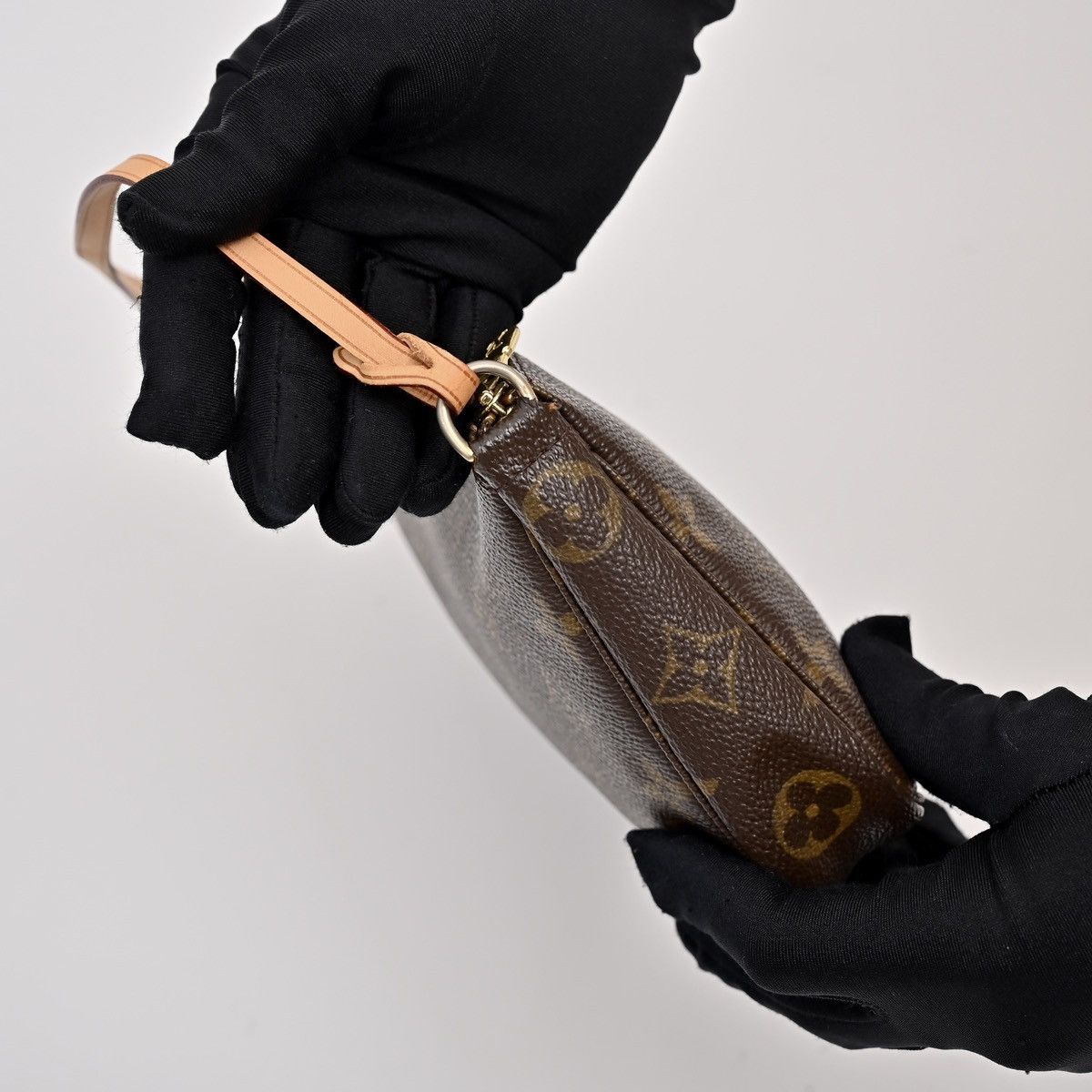 Louis Vuitton Louis Vuitton Pochette Accessoires Monogram Leather Bag Size ONE SIZE - 17 Thumbnail
