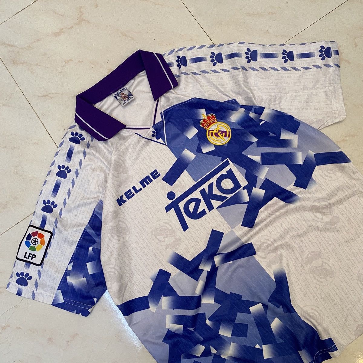 Vintage Rare!!! Real Madrid 1996-1997 Third Football Shirt Jersey Size US S / EU 44-46 / 1 - 2 Thumbnail