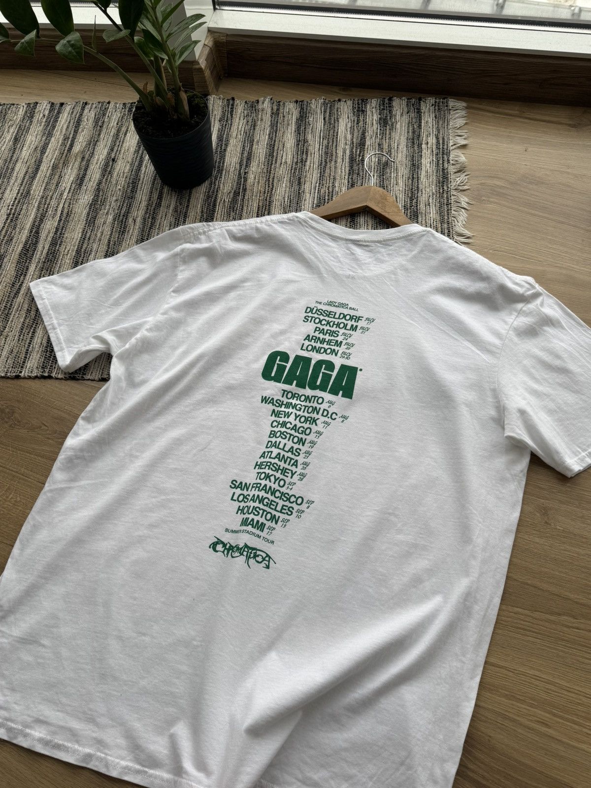 Band Tees LADY GAGA THE CHROMATICA BALL TOUR 2022 T-SHIRT OFFICIAL M Size US M / EU 48-50 / 2 - 6 Thumbnail