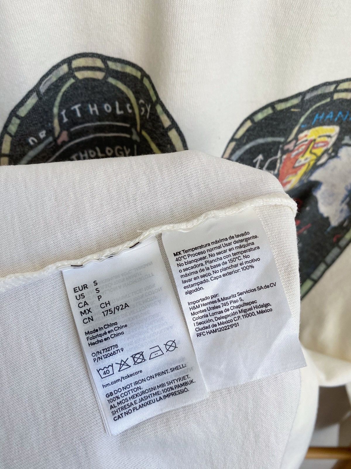 H&M × Jean-Michel Basquiat × Who Decides War WHO DECIDES WAR x BASQUIAT x H&M LONG SLEEVE RELAXED T-SHIRT Size US S / EU 44-46 / 1 - 15 Thumbnail