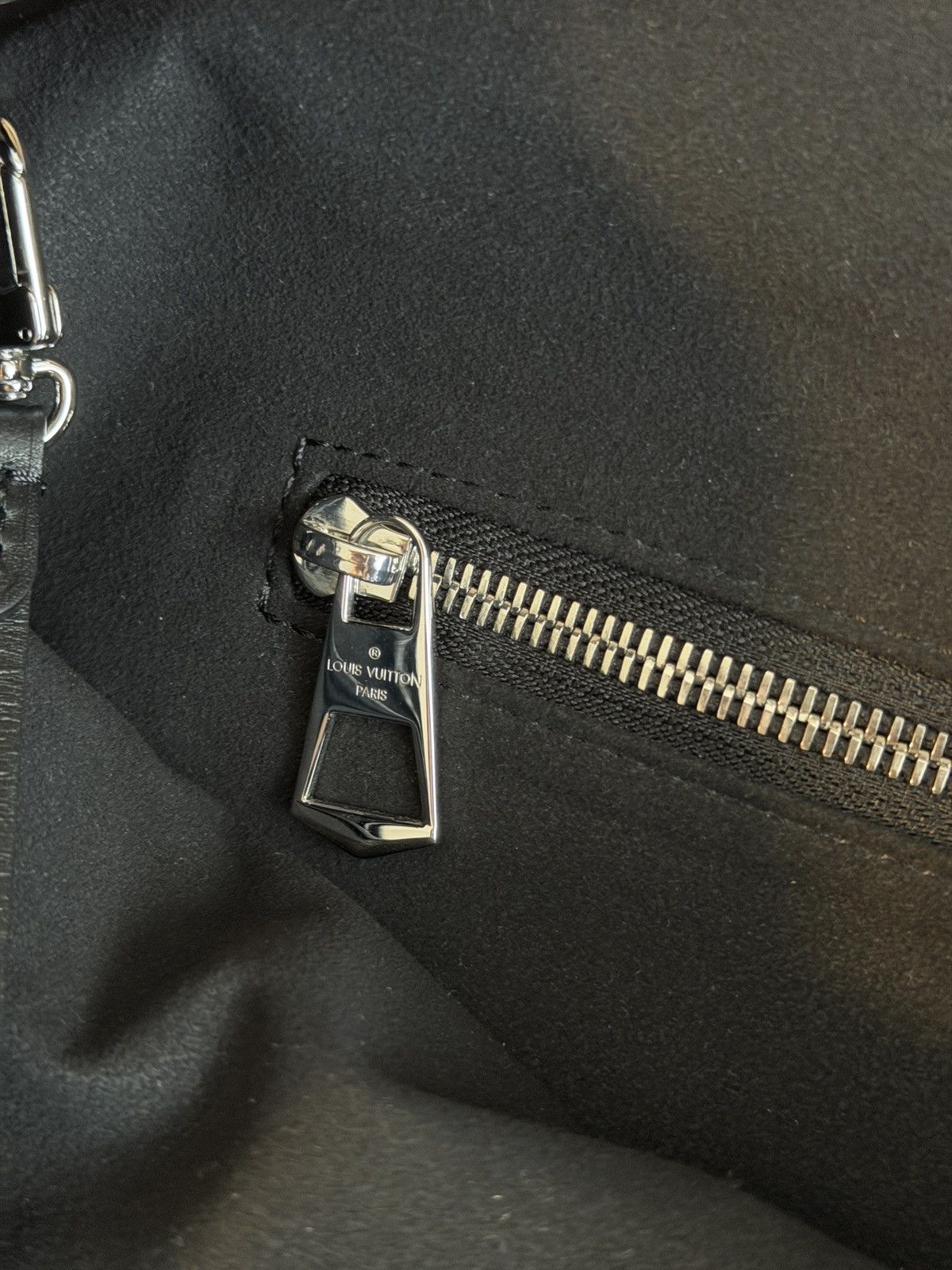 Louis Vuitton Louis Vuitton Carry All Vibe MM Black Shoulder Bag Size ONE SIZE - 8 Thumbnail