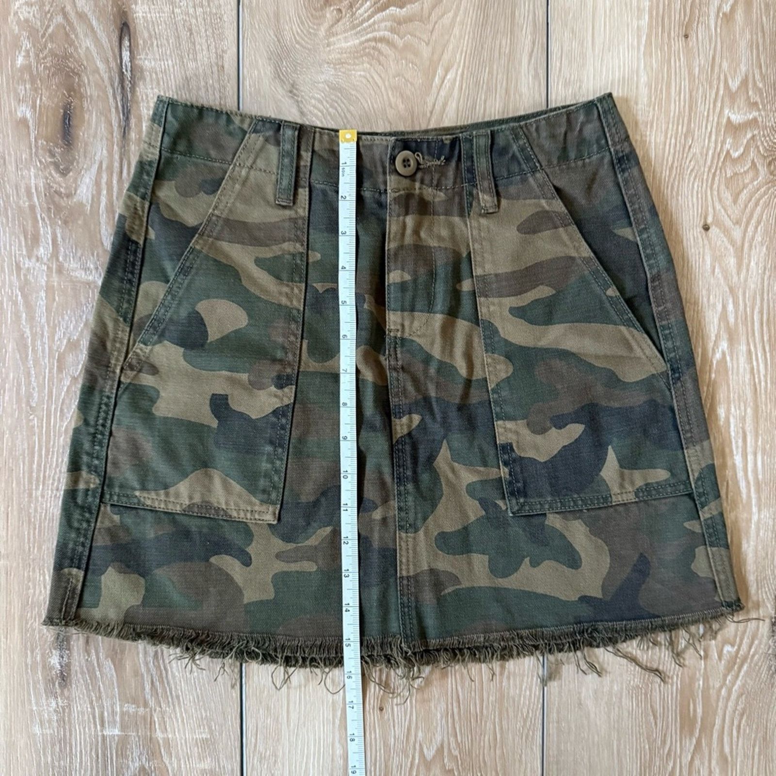 BLANKNYC Blank NYC Chain of Command Green Camo Print Denim Mini Skirt Size 26" / US 2 / IT 38 - 8 Thumbnail