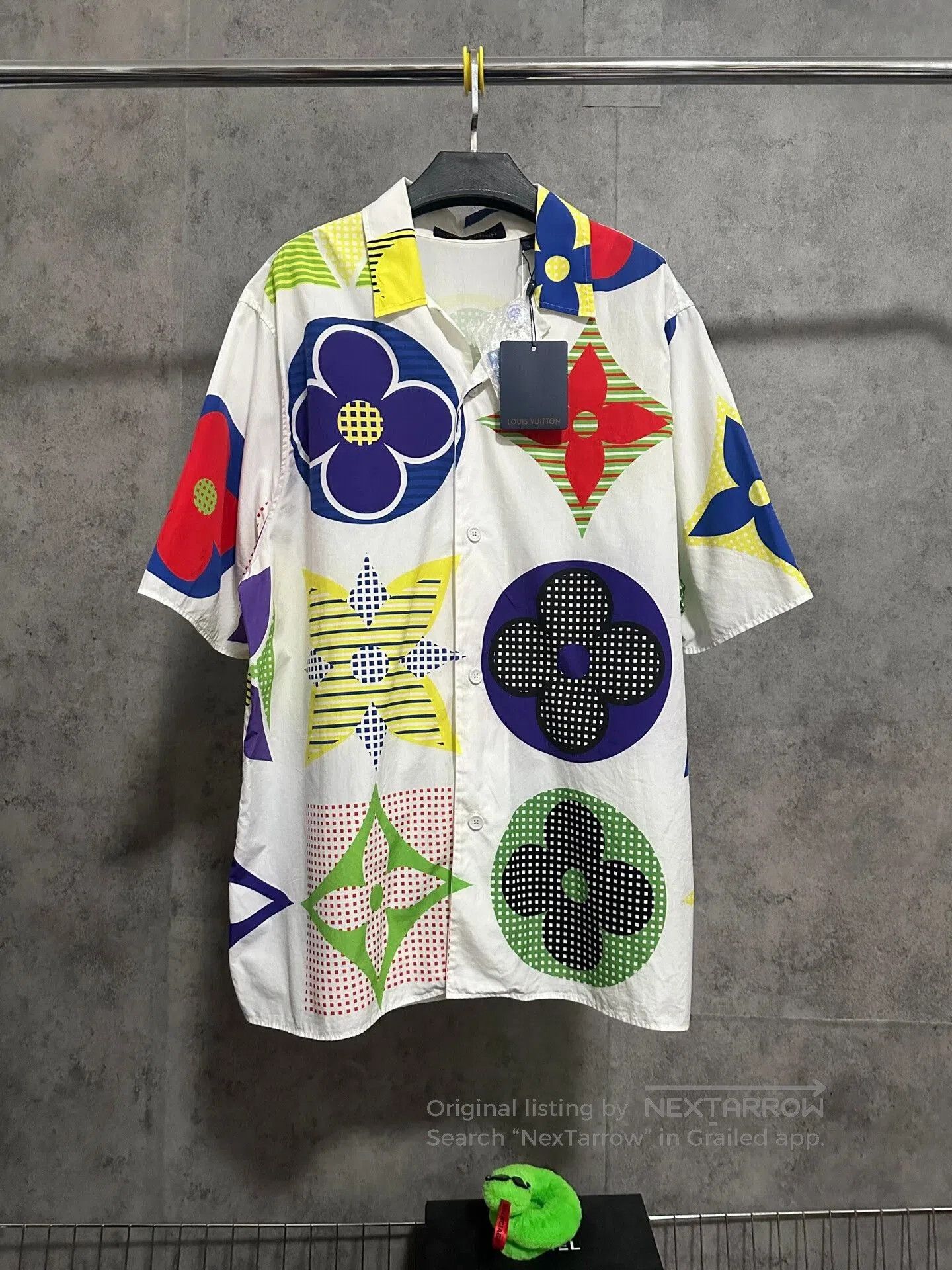 Louis Vuitton LV Three-Flower Print Short-Sleeve Shirt. Size US XL / EU 56 / 4 - 1 Thumbnail