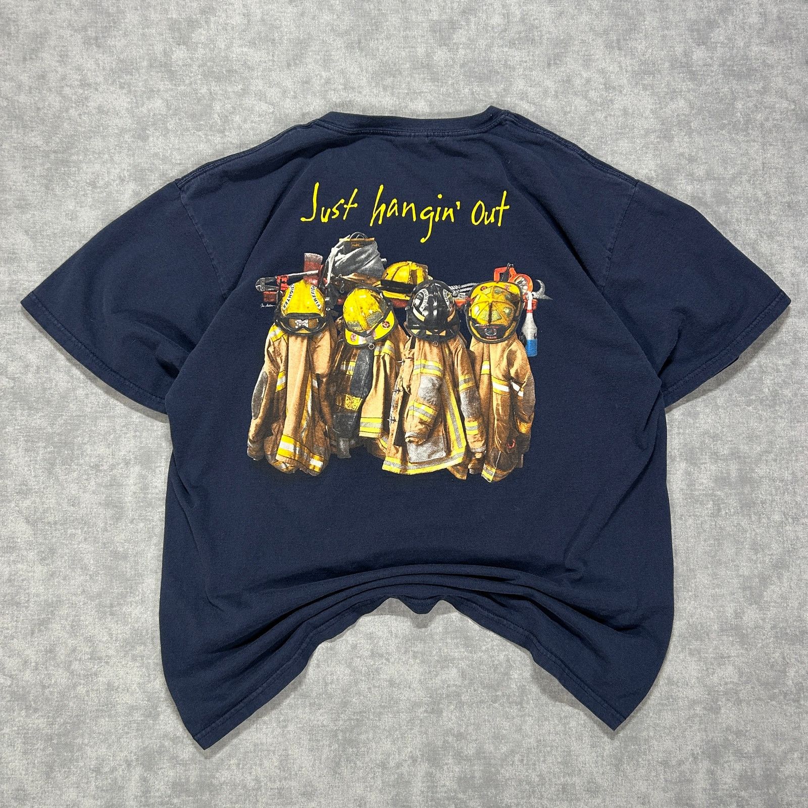 Gildan VTG Gildan Just Hangin Out Fireman casual graphic tee mns XL Size US XL / EU 56 / 4 - 1 Thumbnail