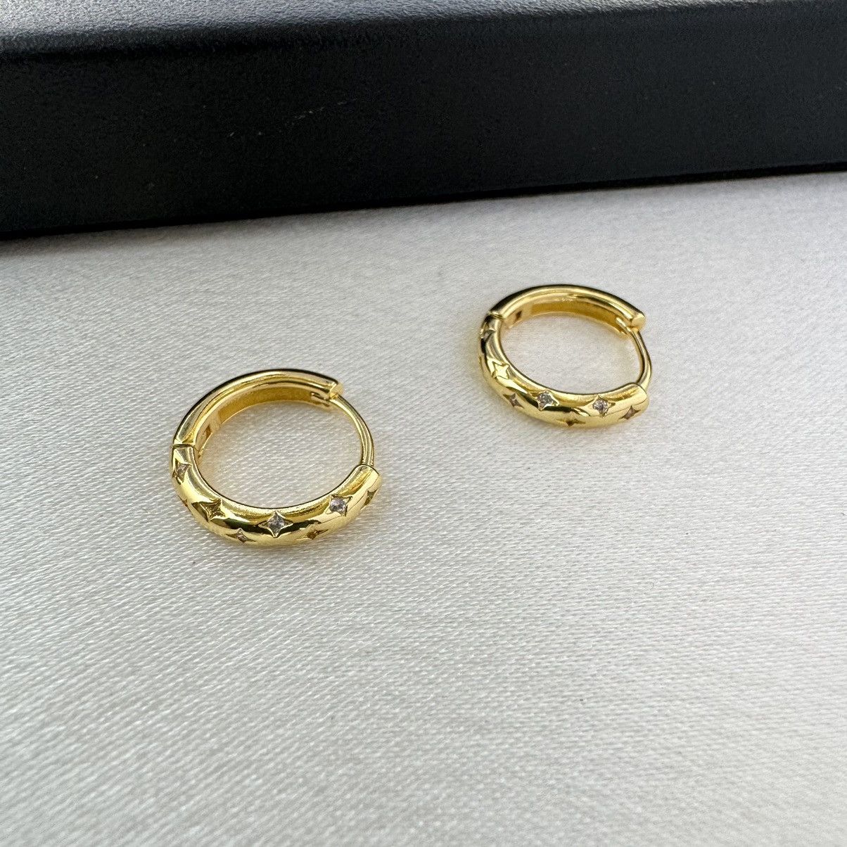 Designer 13mm Star Small Gold Hoop Earrings for Women Men Size ONE SIZE - 1 Thumbnail
